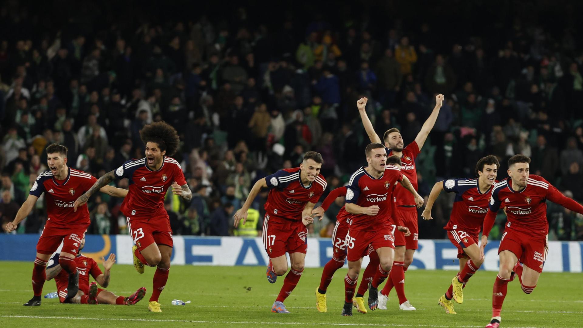 Los jugadores rojillos celebran el triunfo en los penaltis
