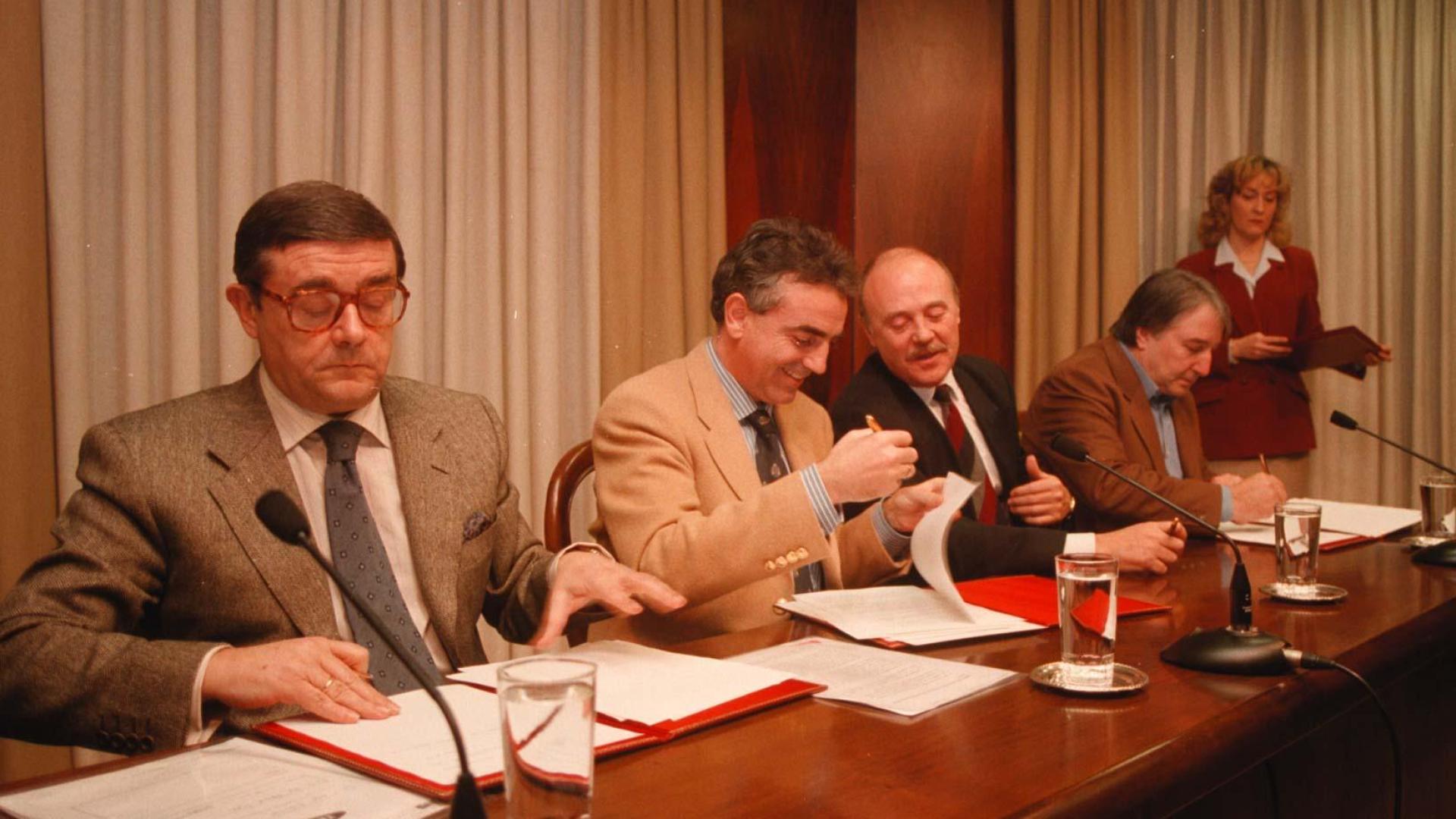 Líderes empresariales, políticos y sindicales firman el acuerdo para la creación del Servicio Navarro de Empleo hace 25 años