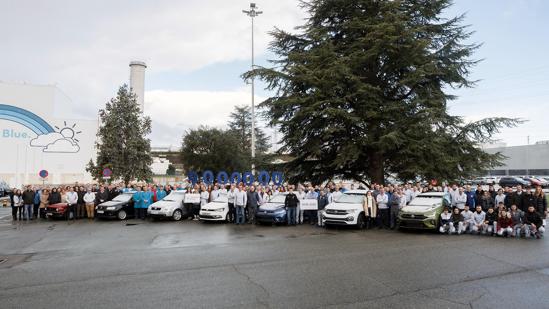 El coche 9 millones de Volkswagen Navarra, un Taigo, junto con los otros modelos Volkswagen fabricados en Landaben en la zona de oficinas