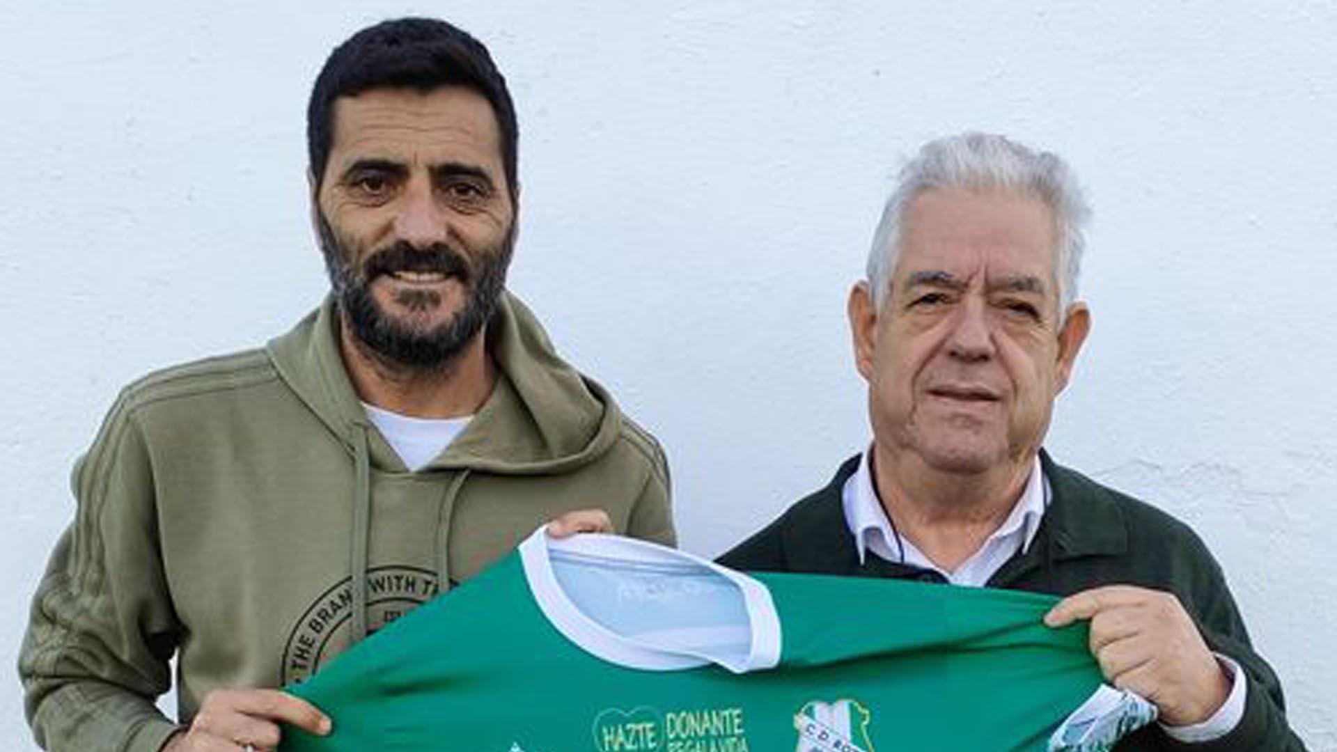 Dani Güiza posa con Anselmo Rodríguez, presidente del CD Rota