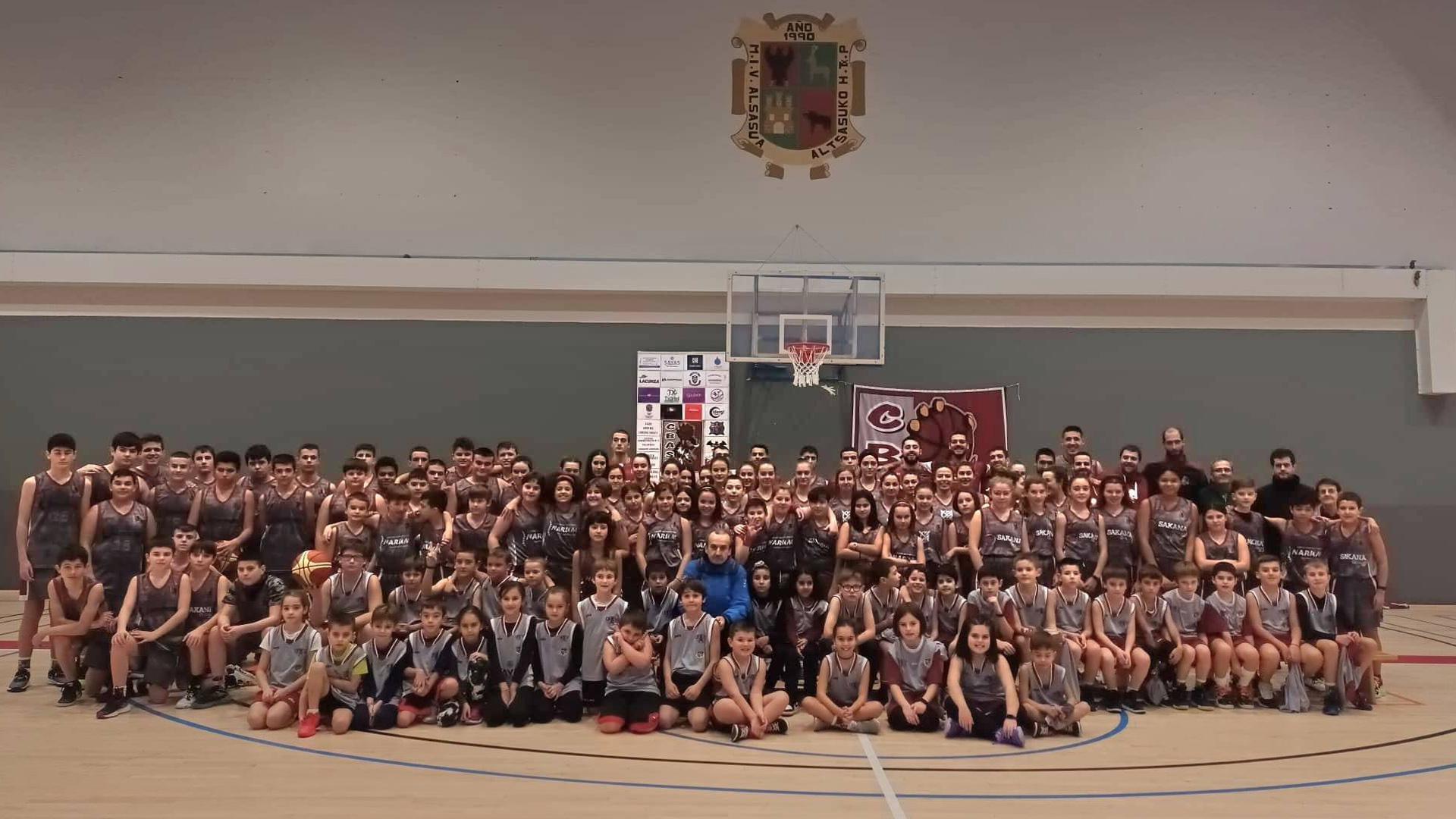 Integrantes de distinta edad y equipo en la foto de familia del club de baloncesto de Alsasua