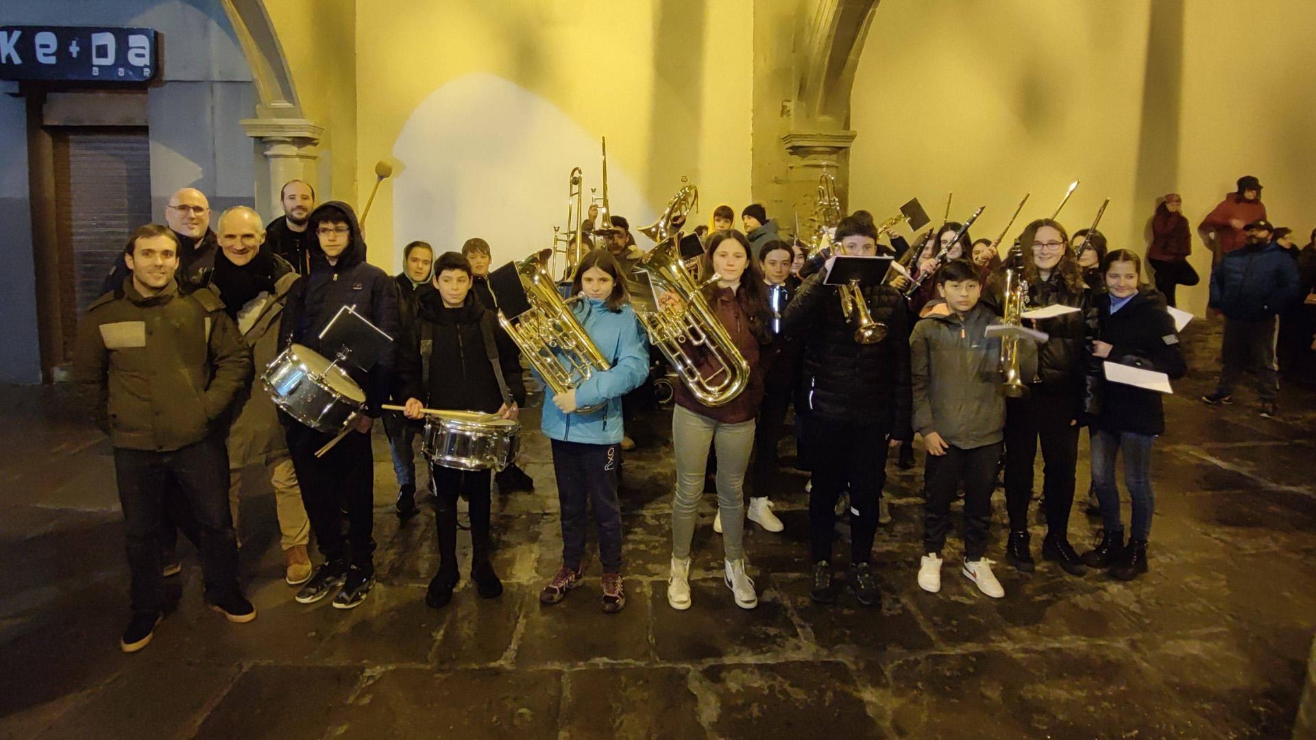 Oskar Lakunza (1º izda.), con otros profesores y alumnos de la banda de la escuela de música de Sangüesa