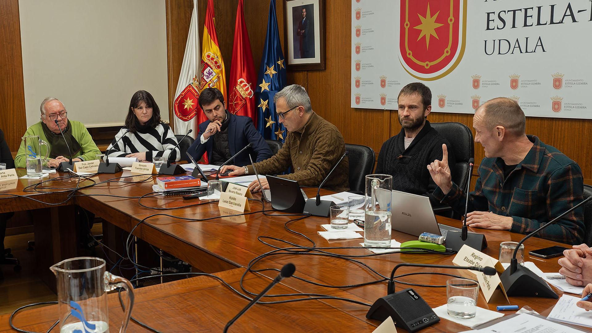 Ana Duarte y Gonzalo Fuentes (izquierda) miran a Regino Etxabe (derecha) en el debate de las ayudas