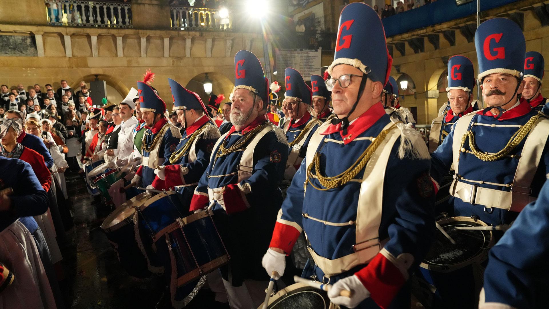 Cientos de personas se reúnen para dar inicio a la Tamborrada de San Sebastián 2023 en la plaza de la Constitución