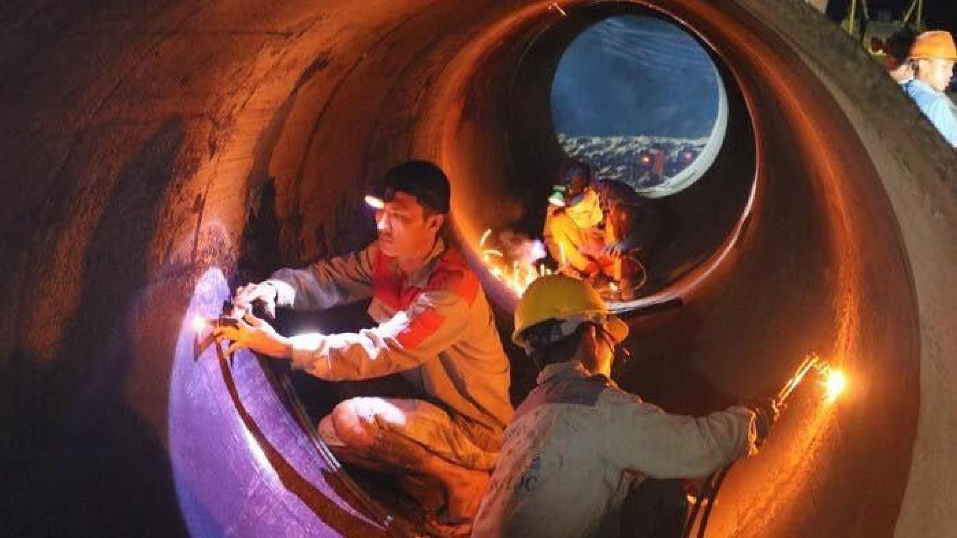 Trabajadores, en el tubo preparado para acceder al niño
