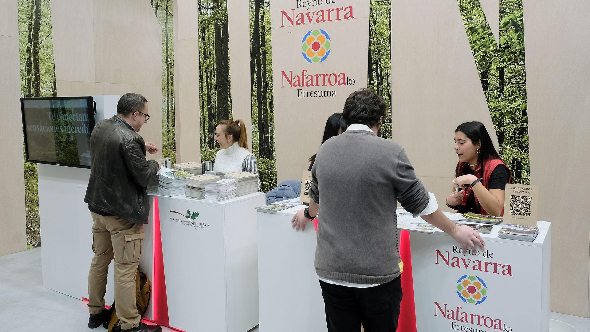 Varias personas, en el stand de Navarra en Fitur