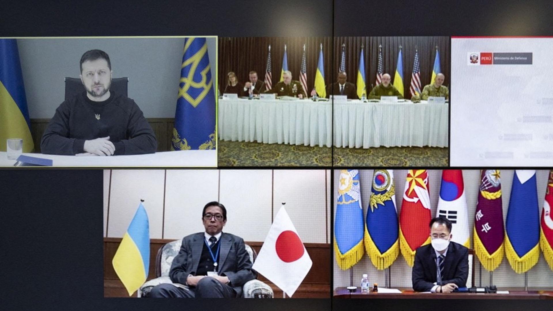 Una pantalla muestra al presidente de Ucrania, Volodymyr Zelenskiy, hablando en una videconferencia con, entre otros, el ministro de Defensa de Ucrania, Oleksiy Reznikov, el secretario de Defensa de los Estados Unidos, Lloyd Austin, el presidente del Estado Mayor Conjunto de los Estados Unidos, el general Mark A. Milley, y el ministro de Defensa alemán, Boris Pistorius una reunión de ministros de Defensa para discutir cómo ayudar a Ucrania a defenderse, en la Base Aérea de Ramstein en Alemania