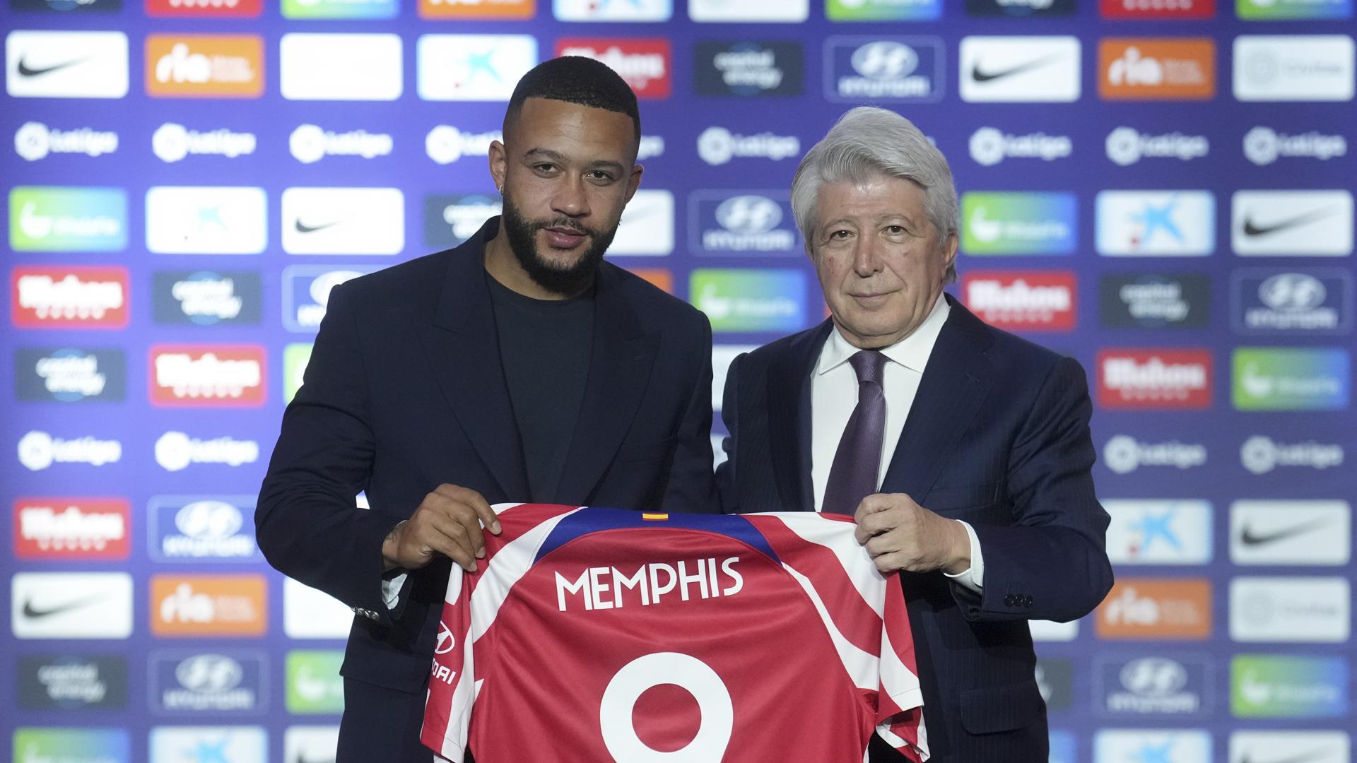 Memphis posa con la camiseta del Atlético de Madrid junto al presidente Cerezo