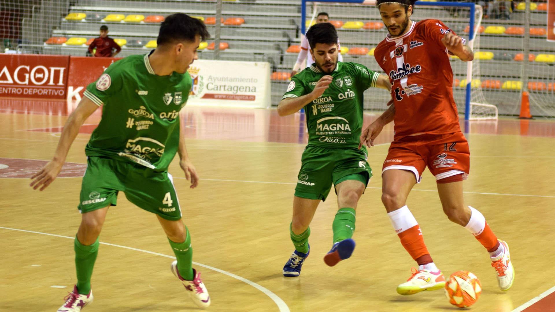 Luçao, autor de dos goles para el Cartagena, trata de regatear a Toni Escribano y Dani Zurdo, jugadores del Xota