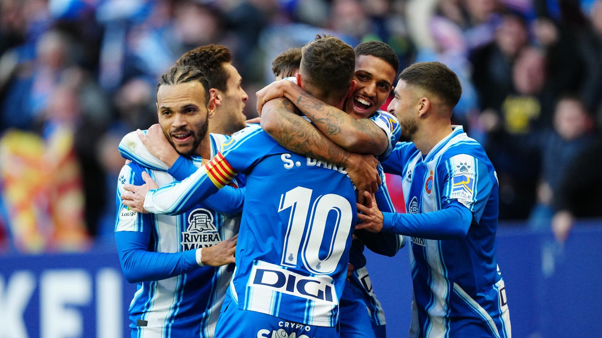 Los jugadores del Espanyol celebran el primer gol en el partido de LaLiga que el Espanyol y el Betis han disputado este sábado