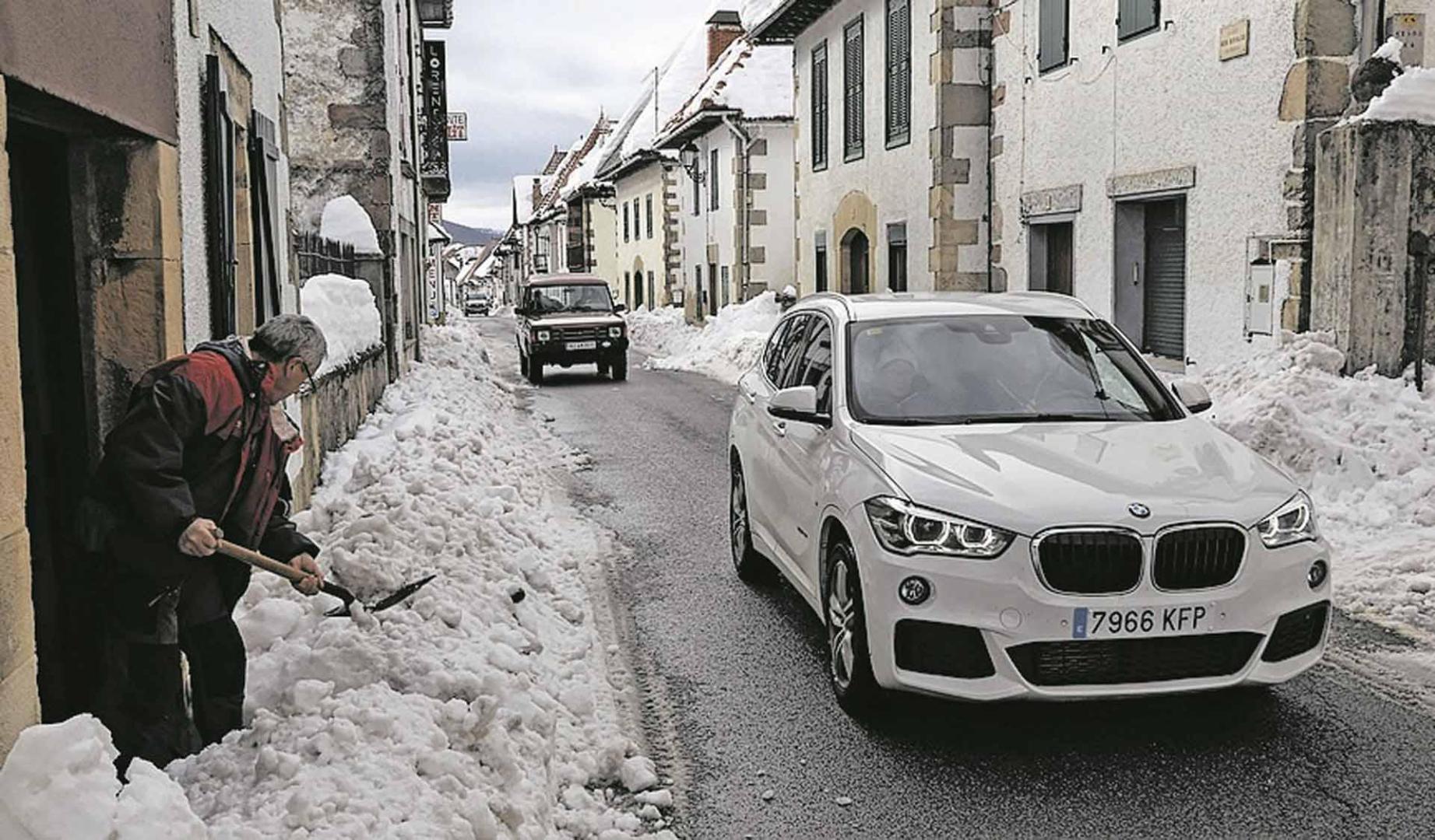 Más coches van llegando mientras los vecinos despejan la nieve en Burguete