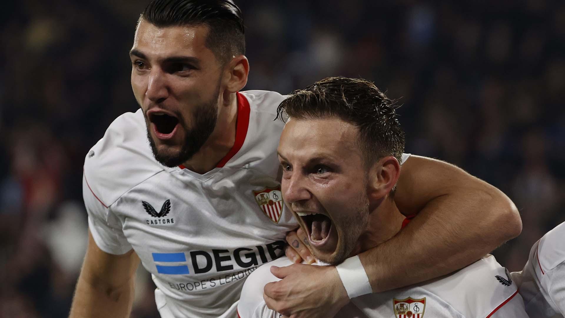 El centrocampista del Sevilla Ivan Rakitic (d) celebra con Rafa Mir tras marcar ante el Cádiz