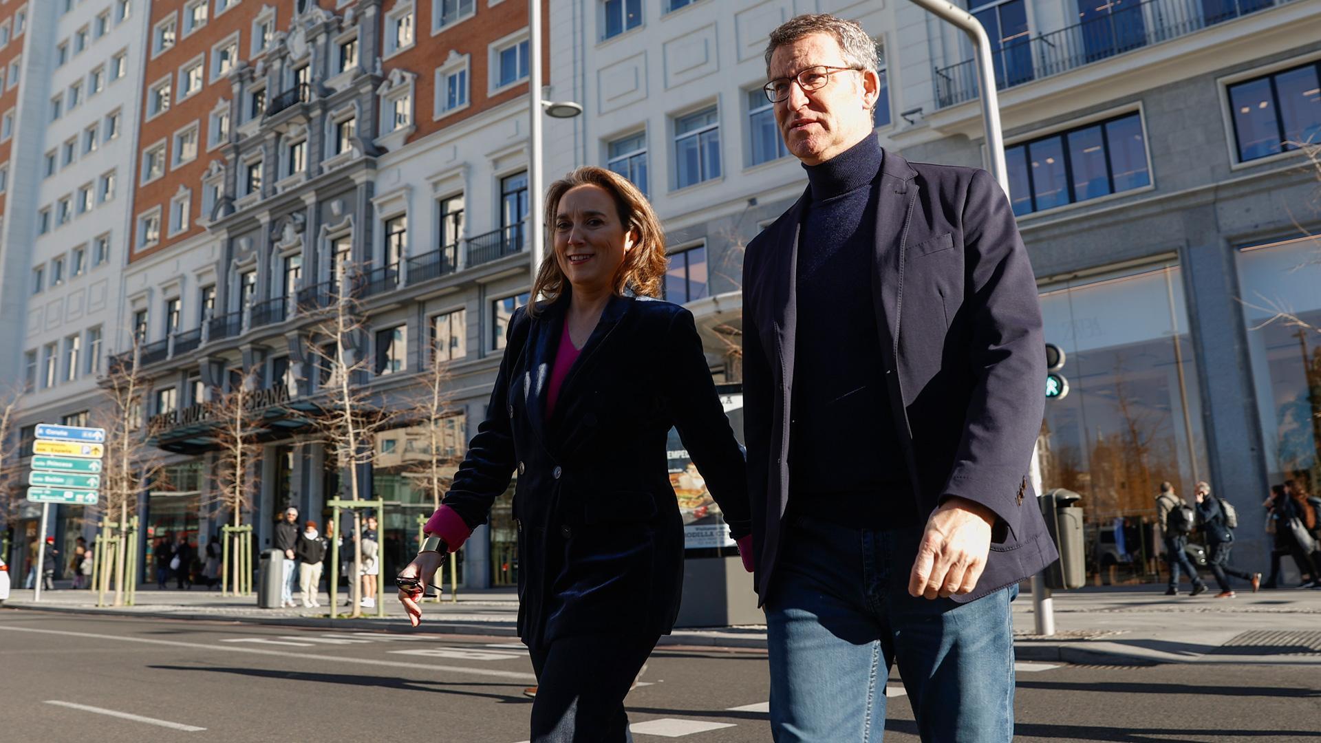 El líder del Partido Popular, Alberto Núñez Feijóo (d), y su secretaria general, Cuca Gamarra, participan en el rodaje de un anuncio de cara a las elecciones