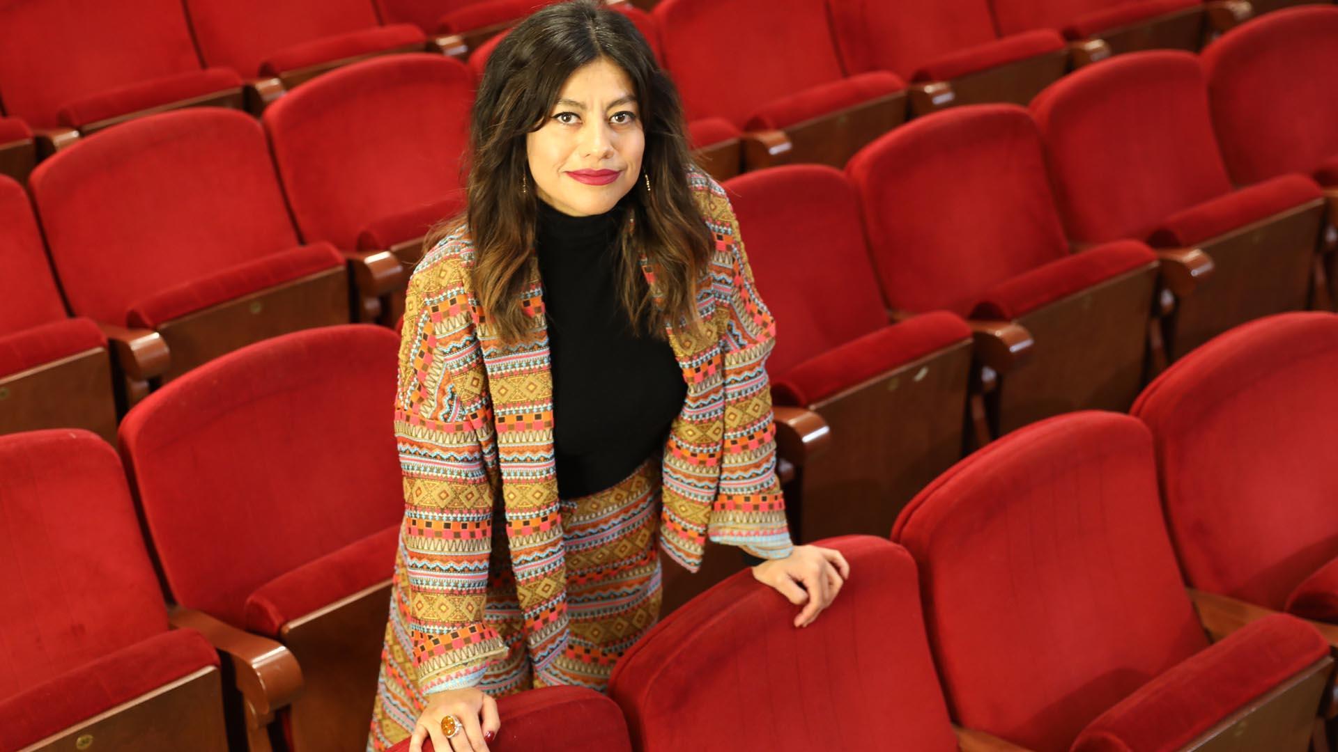 Laura Penagos, en el patio de butacas del Teatro Gayarre. Viste un conjunto, insiste, de la diseñadora pamplonesa Aiora Ganuza