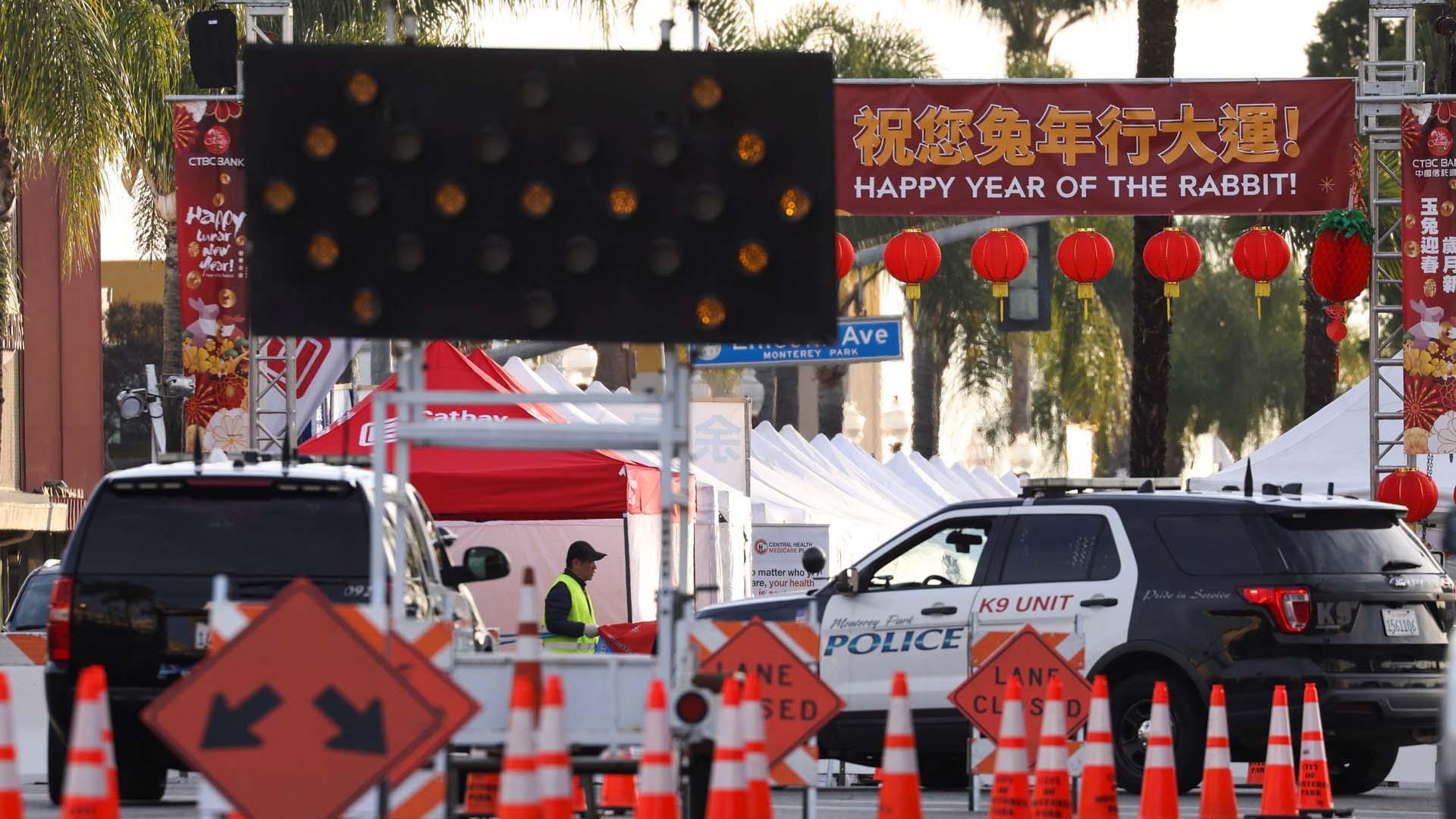 Vehículos de la Policía cerca de la localización donde se produjo un tiroteo durante el Año Nuevo chino, en Monterey Park (California)