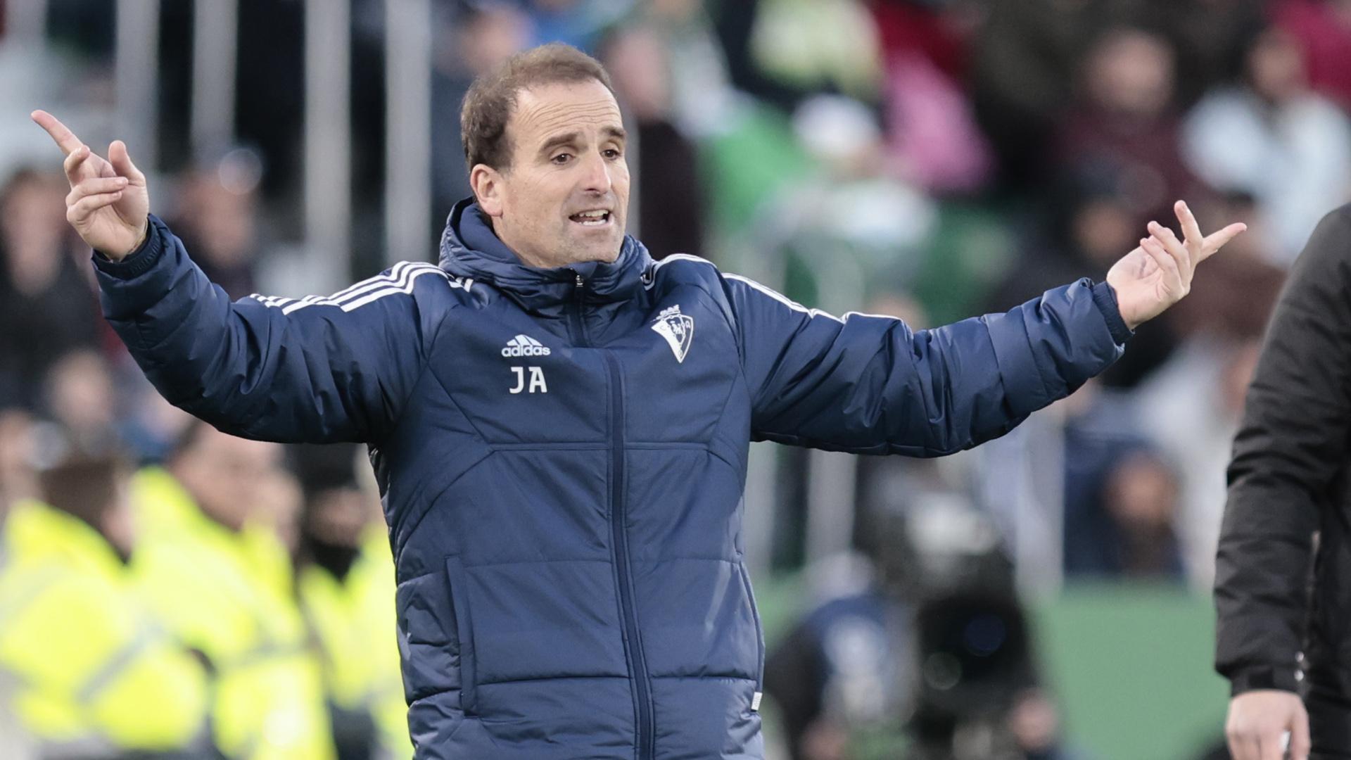 Jagoba Arrasate, entrenador de Osasuna, en el estadio Martínez Valero de Elche