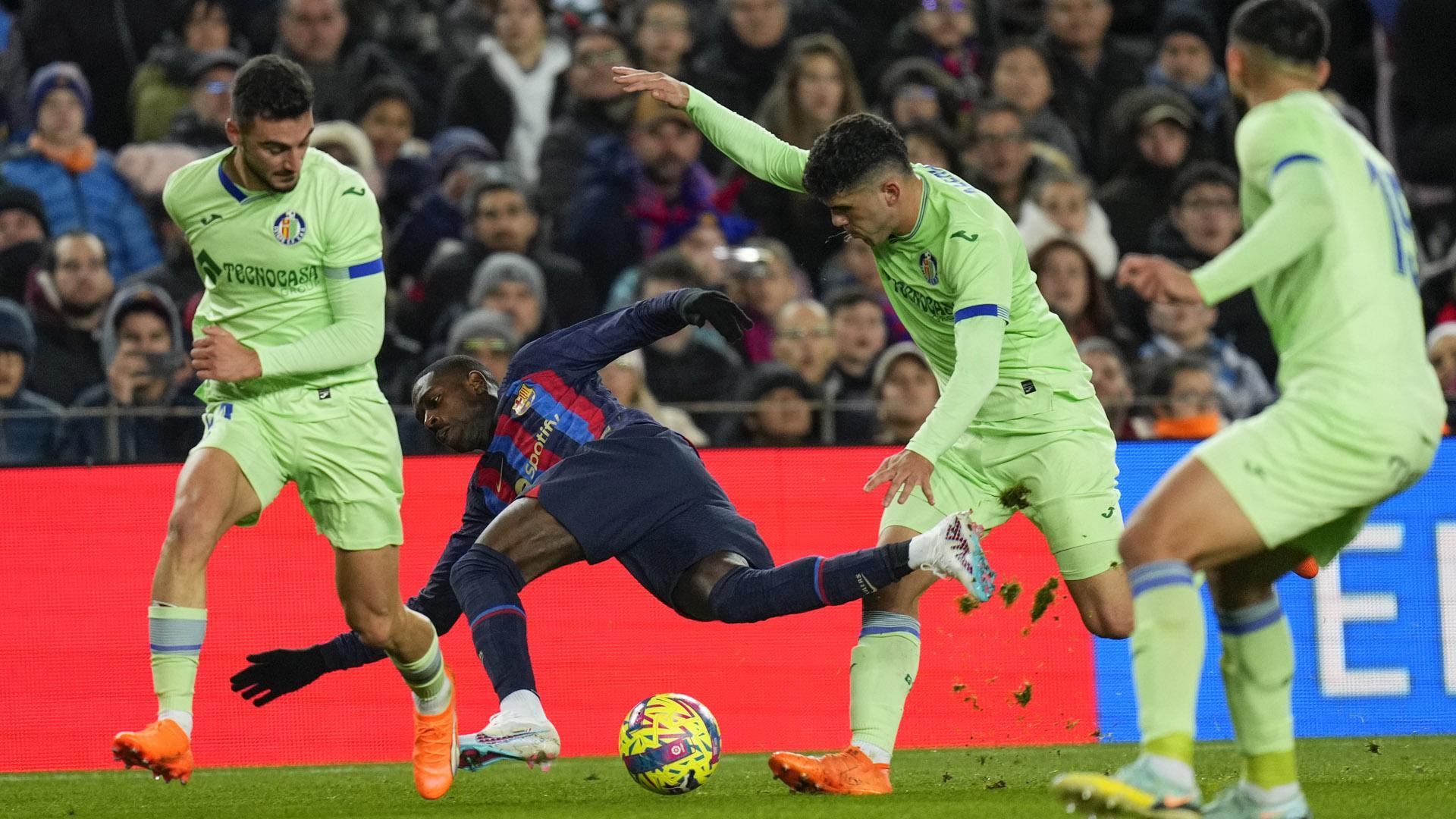 Dembélé, rodeado por tres jugadores del Getafe