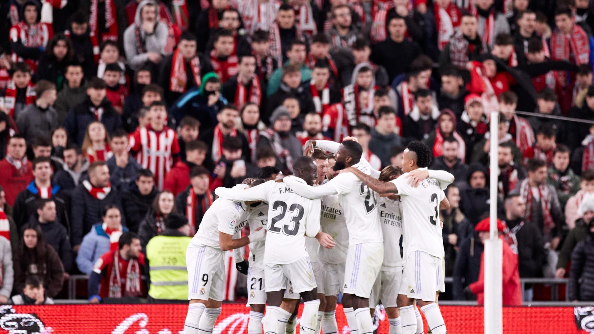 Los jugadores del Real Madrid celebran su victoria en San Mamés