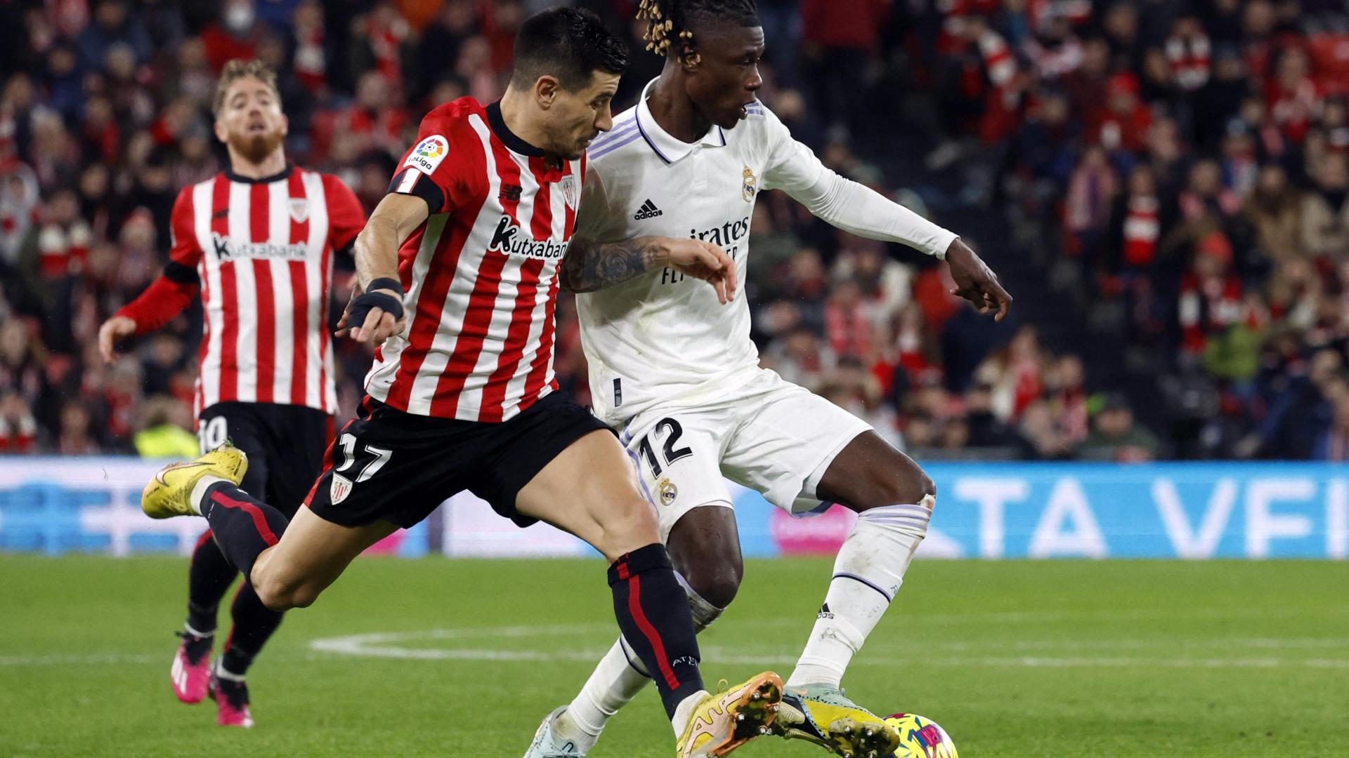 Eduardo Camavinga y Yuri Berchiche en un momento del encuentro disputado en San Mamés