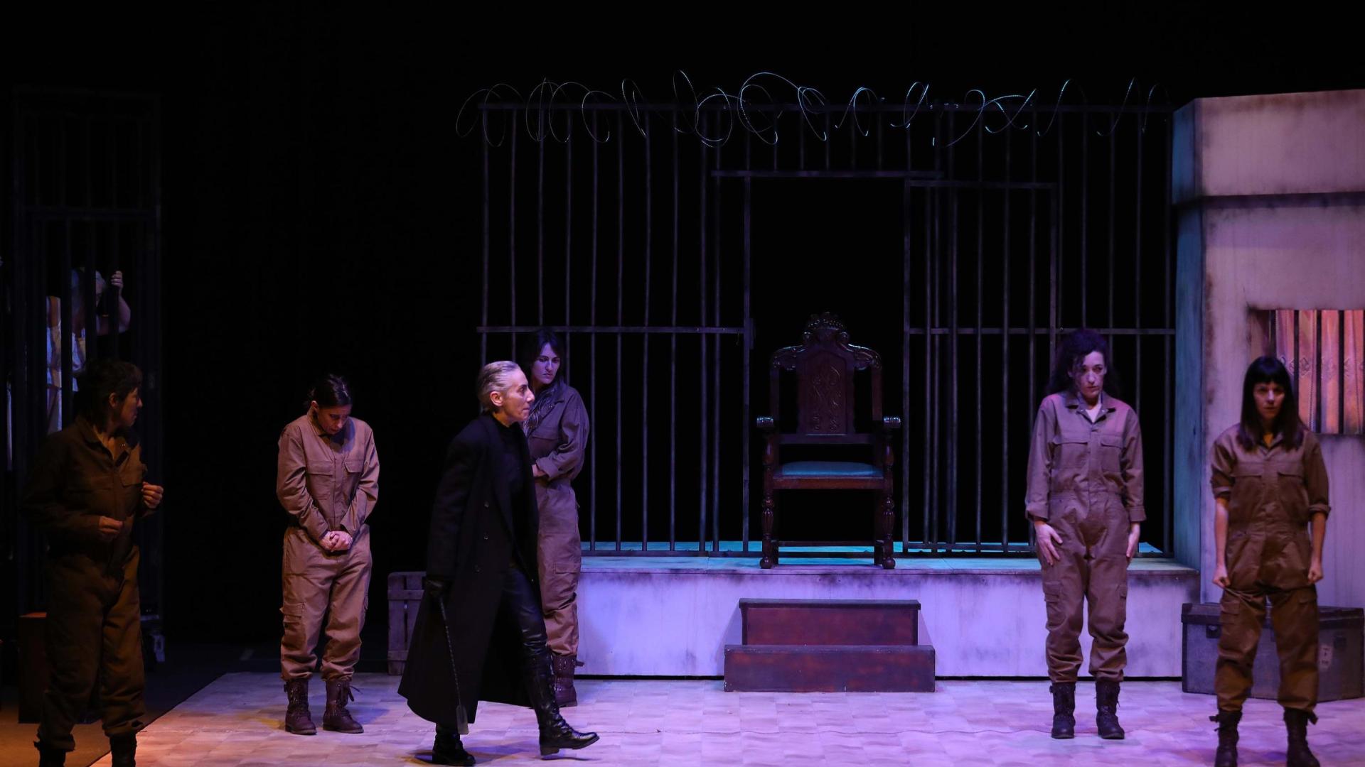 Una escena del montaje, protagonizado por Marta Juániz y otras diez actrices navarras