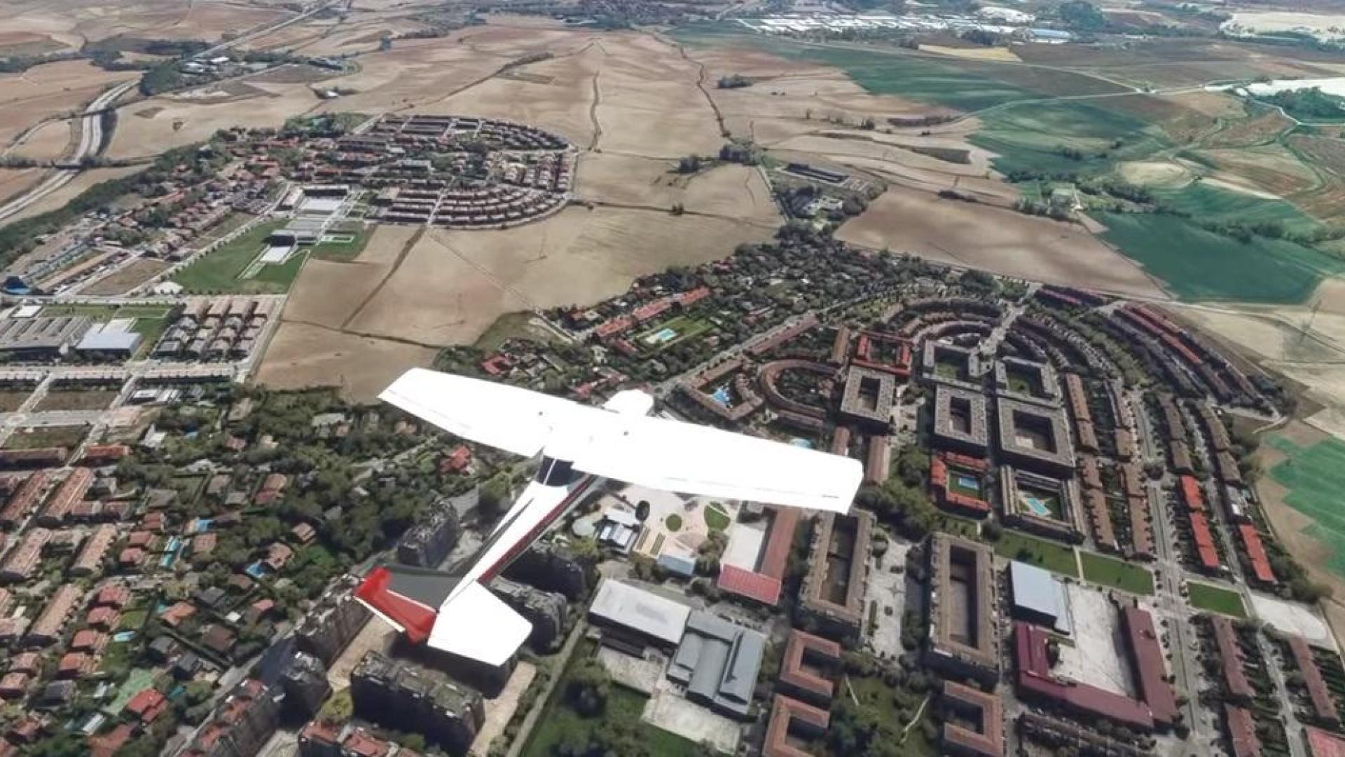 Joaquín Gelmini ha publicado en su canal de YouTube (JoaHa45) un vídeo que muestra imágenes aéreas de Pamplona tomadas por el Microsoft Flight Simulator. Se trata de “un simulador que representa el planeta entero a escala 1:1 (un metro en la vida real es un metro en el simulador) y a tiempo real”. Utiliza imágenes de satélite y una inteligencia artificial para poder recrear al mundo entero casi idénticamente a la realidad. 

Joaquín Gelmini ha publicado ya más de 1.300 vídeos, 228 de ellos, en España y su objetivo es “volar por el planeta entero para que todos podamos ver cómo están representados nuestros países, ciudades, pueblos y casas”, afirma.