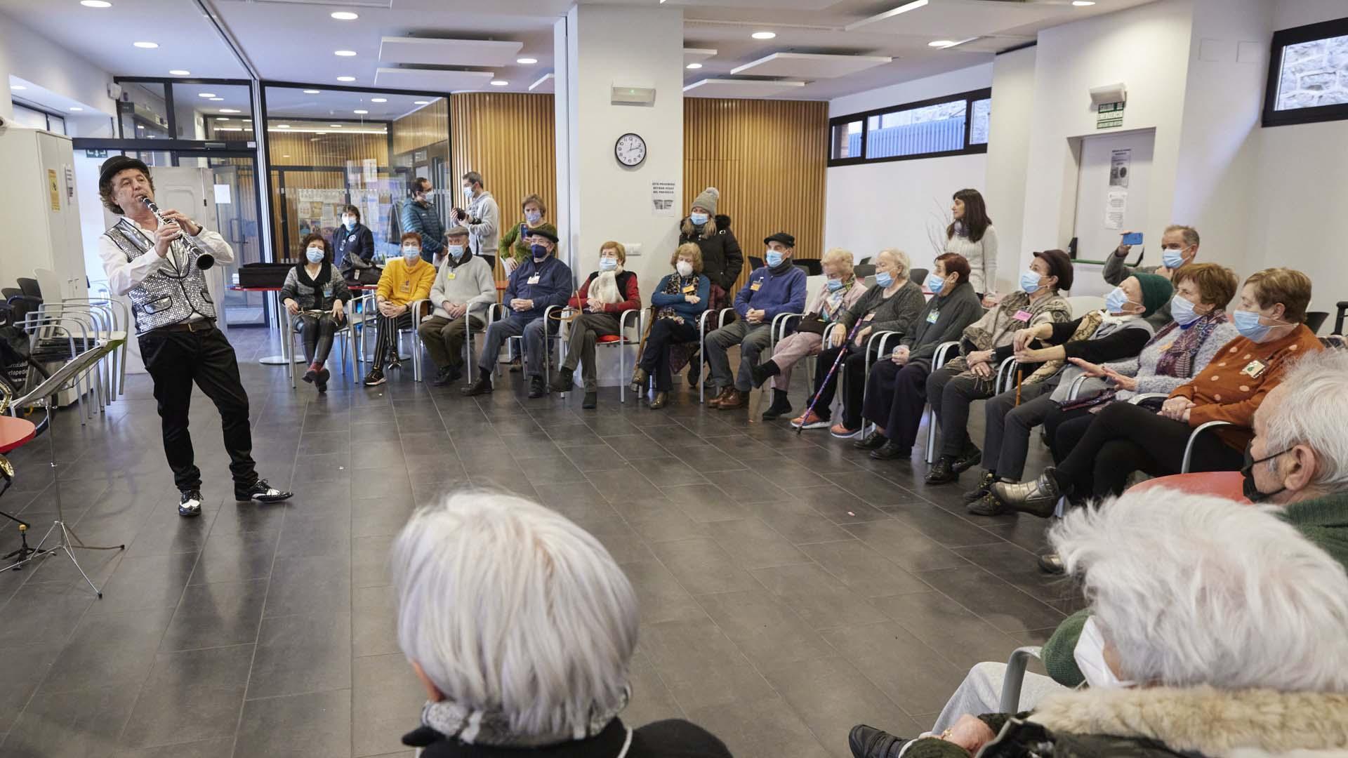 Mikel González toca el clarinete ante las personas usuarias de la jubiloteca de Burlada
