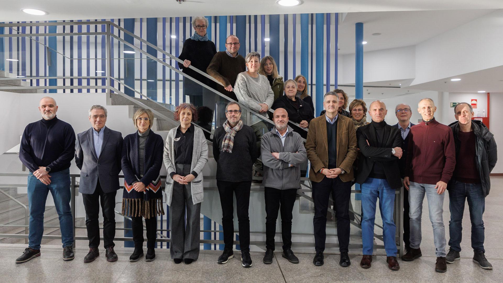 La consejera Rebeca Esnaola y el director general de Cultura, Ignacio Apezteguía, acompañados de los personas componentes del Consejo Navarro de la Cultura y las Artes y directores de la Dirección General de Cultura – Institución Príncipe de Viana