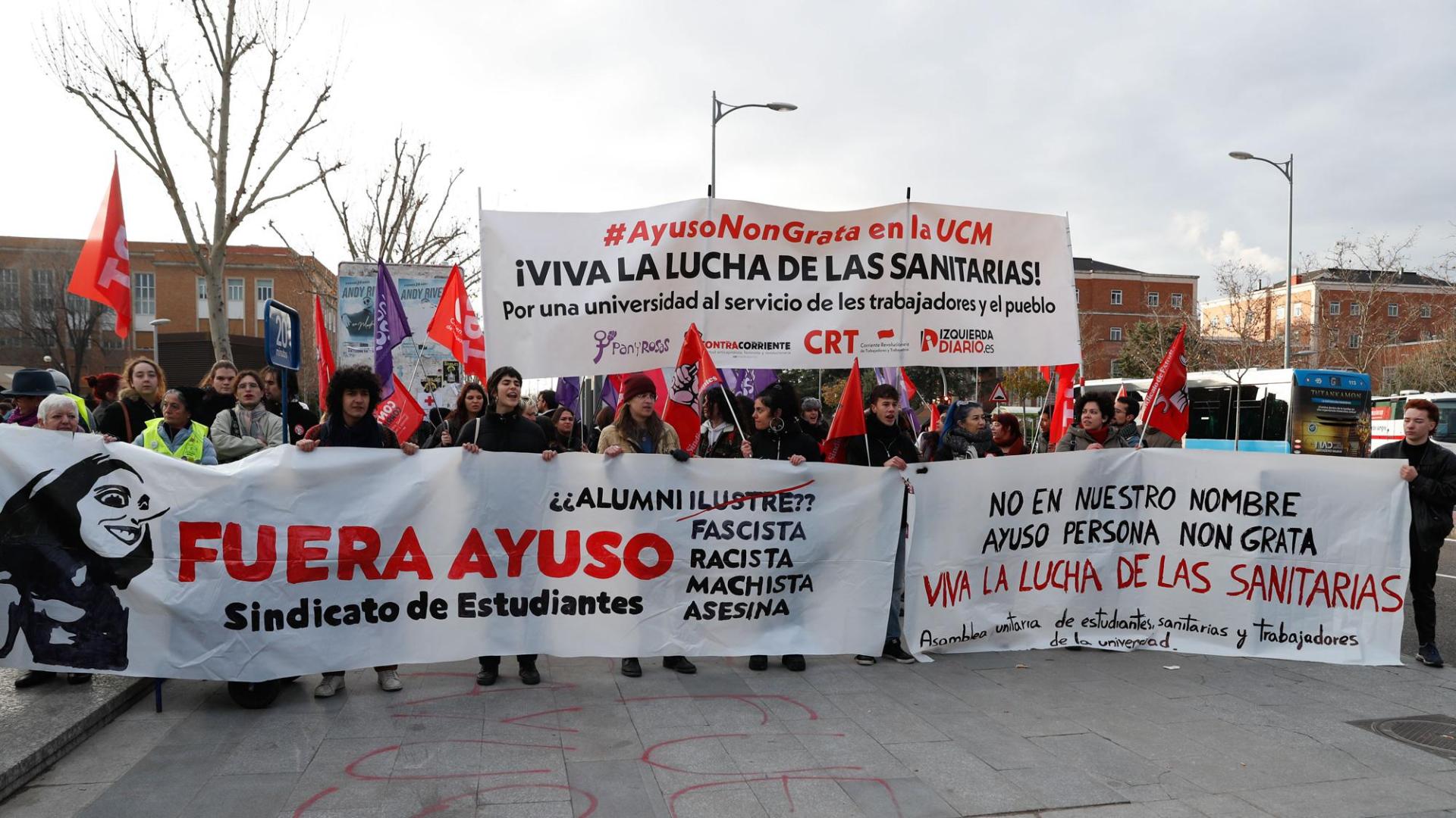 Protestas de sanitarios y estudiantes ante la facultad de Ciencias de la Información de Universidad Complutense (UCM), donde la presidenta de la Comunidad de Madrid, Isabel Díaz Ayuso, recibe este martes un reconocimiento como alumna ilustre