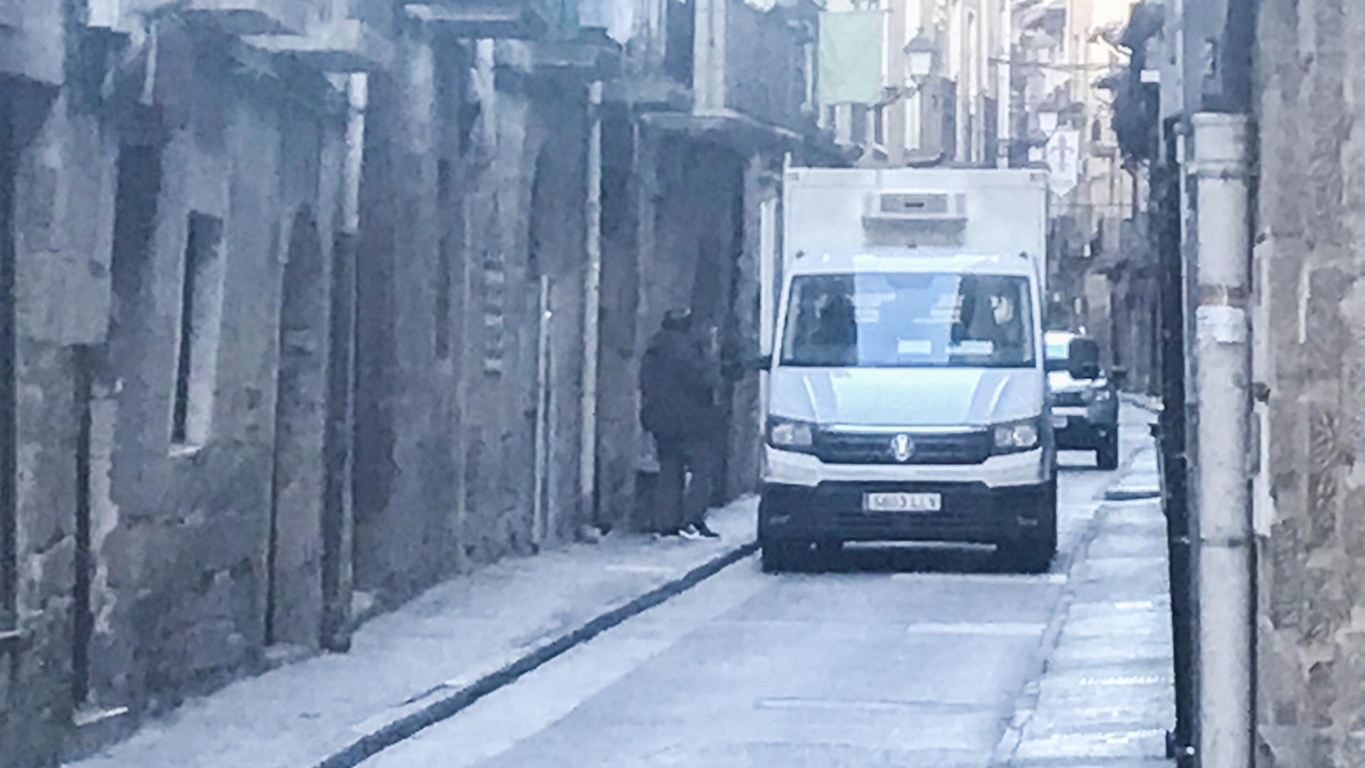 Un vehículo transita por el casco histórico de Olite