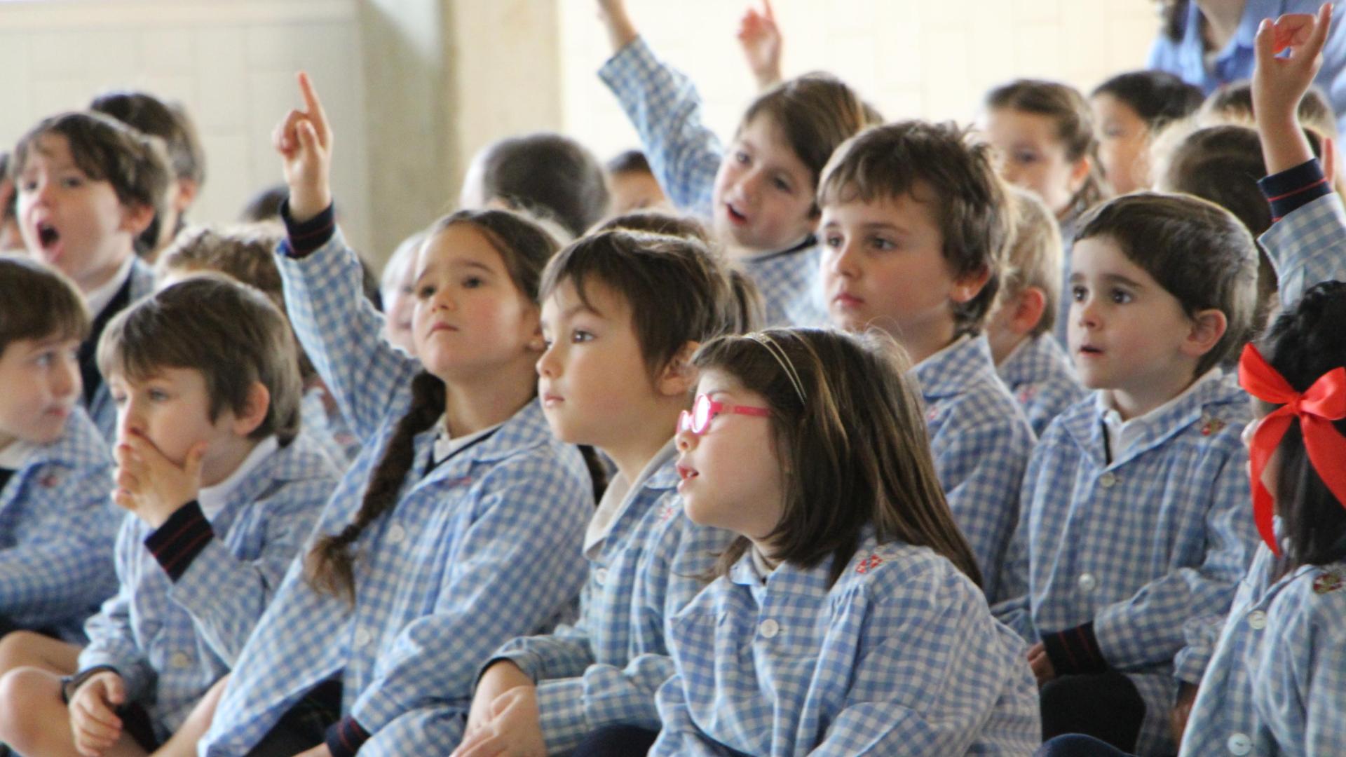 Alumnos de educación infantil en el aula de un colegio