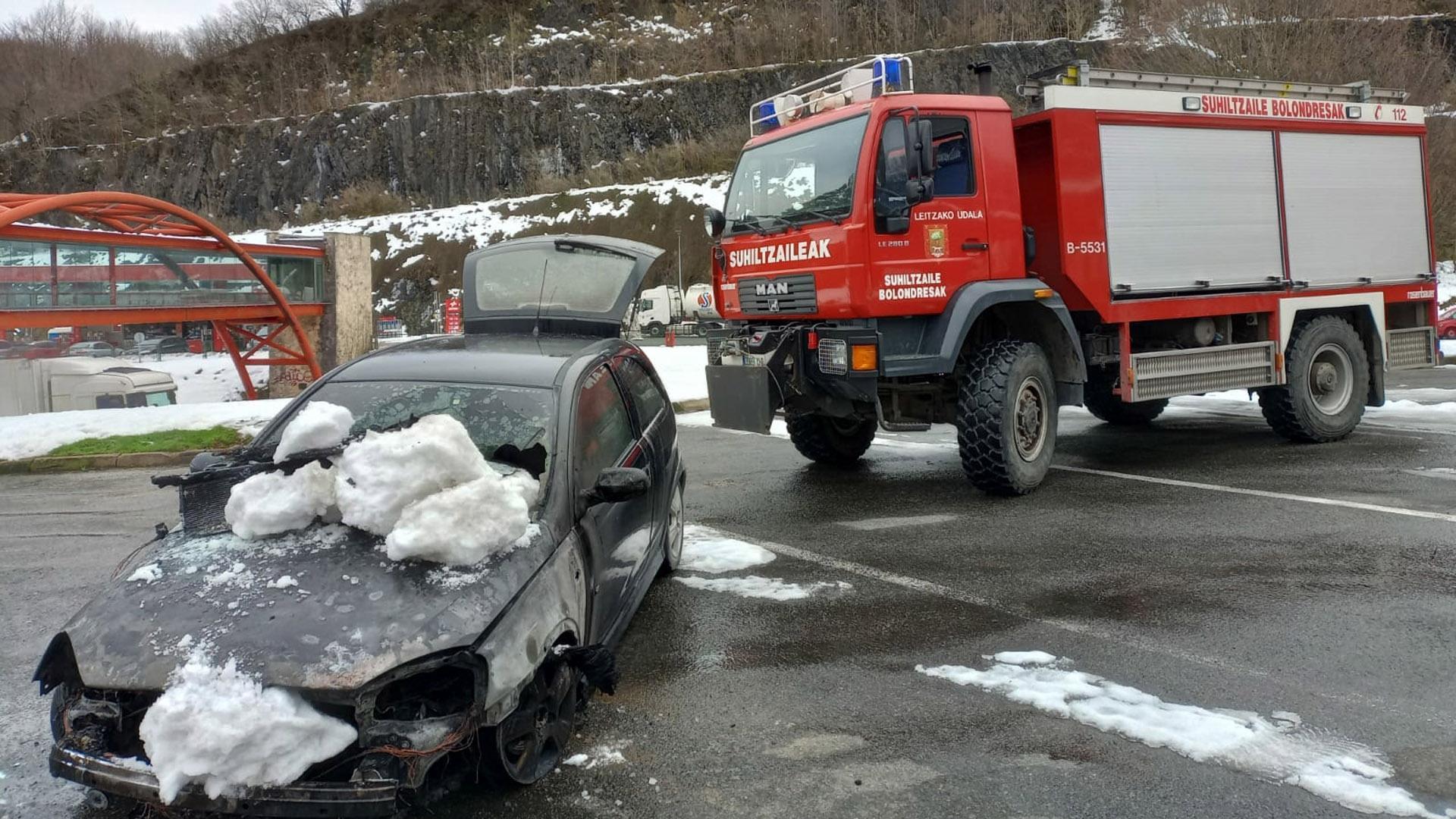 Coche quemado en la estación de servicio de Pagozelai