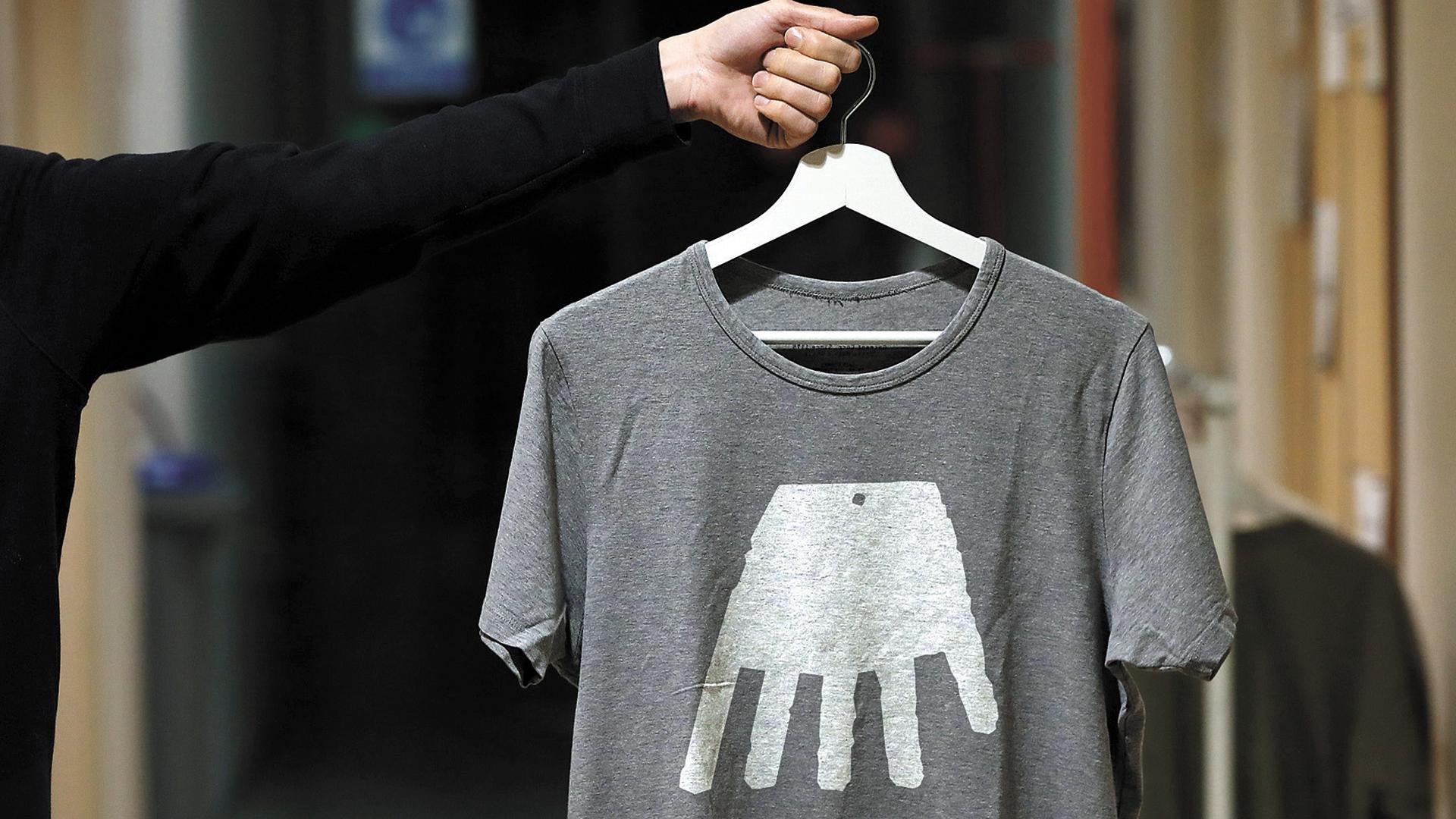 Montaje fotográfico que simula una camiseta con la Mano de Irulegi