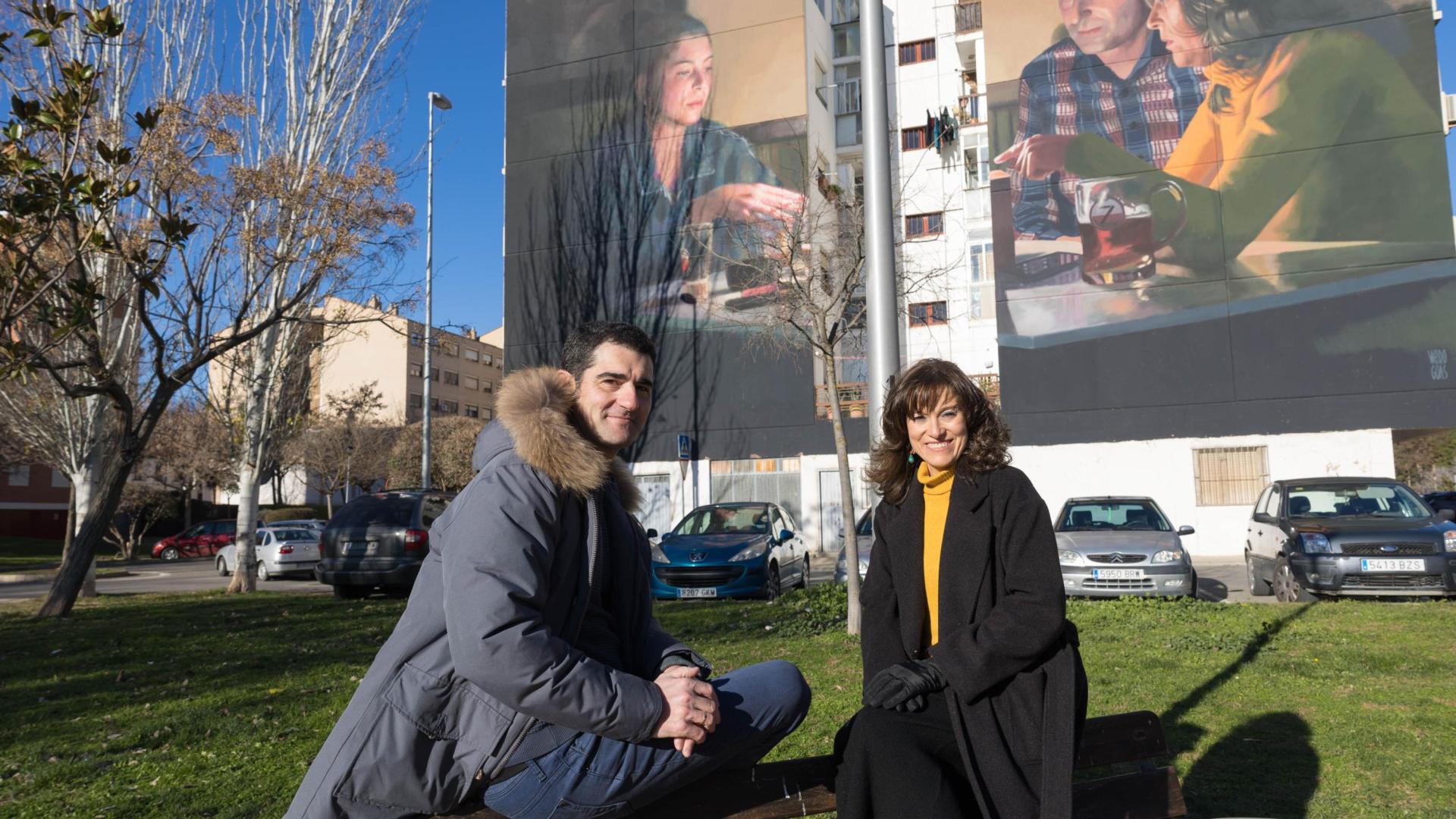 Los tudelanos Sergio Orta Arnedo y Rosalía Saso Sánchez, ante el mural
