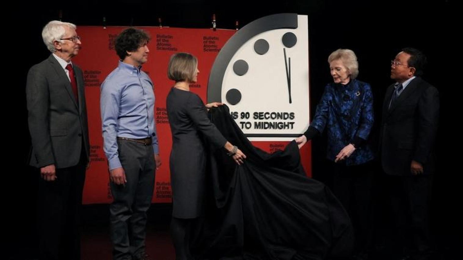 Siegfried Hecker, Daniel Holz, Sharon Squassoni, Mary Robinson y Elbegdorj Tsakhia muestran el el Reloj del Apocalipsis actualizado