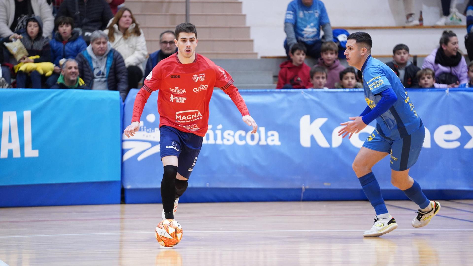 El ala de Osasuna Magna, Dorde Rosic, que marcó el primer gol de su equipo, conduce el balón ante Agustín Plaza