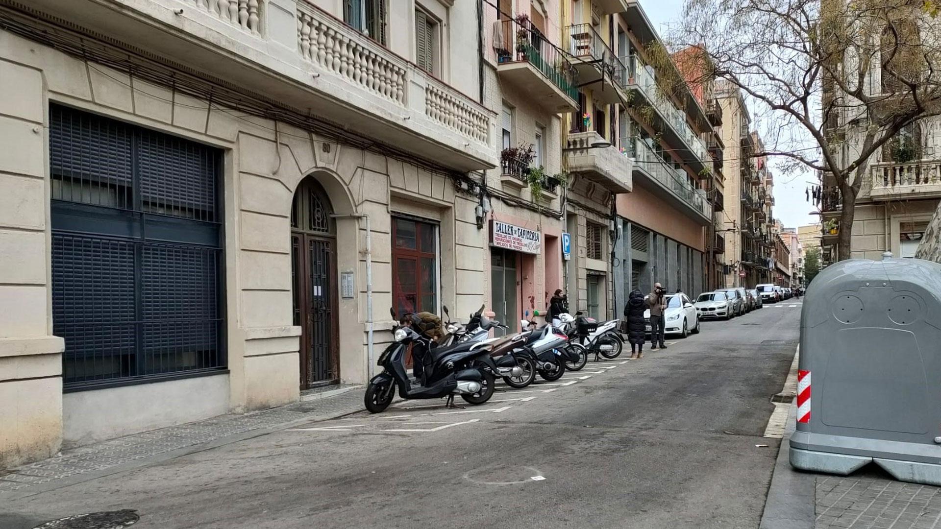 El bebé fue encontrado este martes a primera hora abandonado en un portal dentro de una bolsa de deporte en la calle Begur de Barcelona