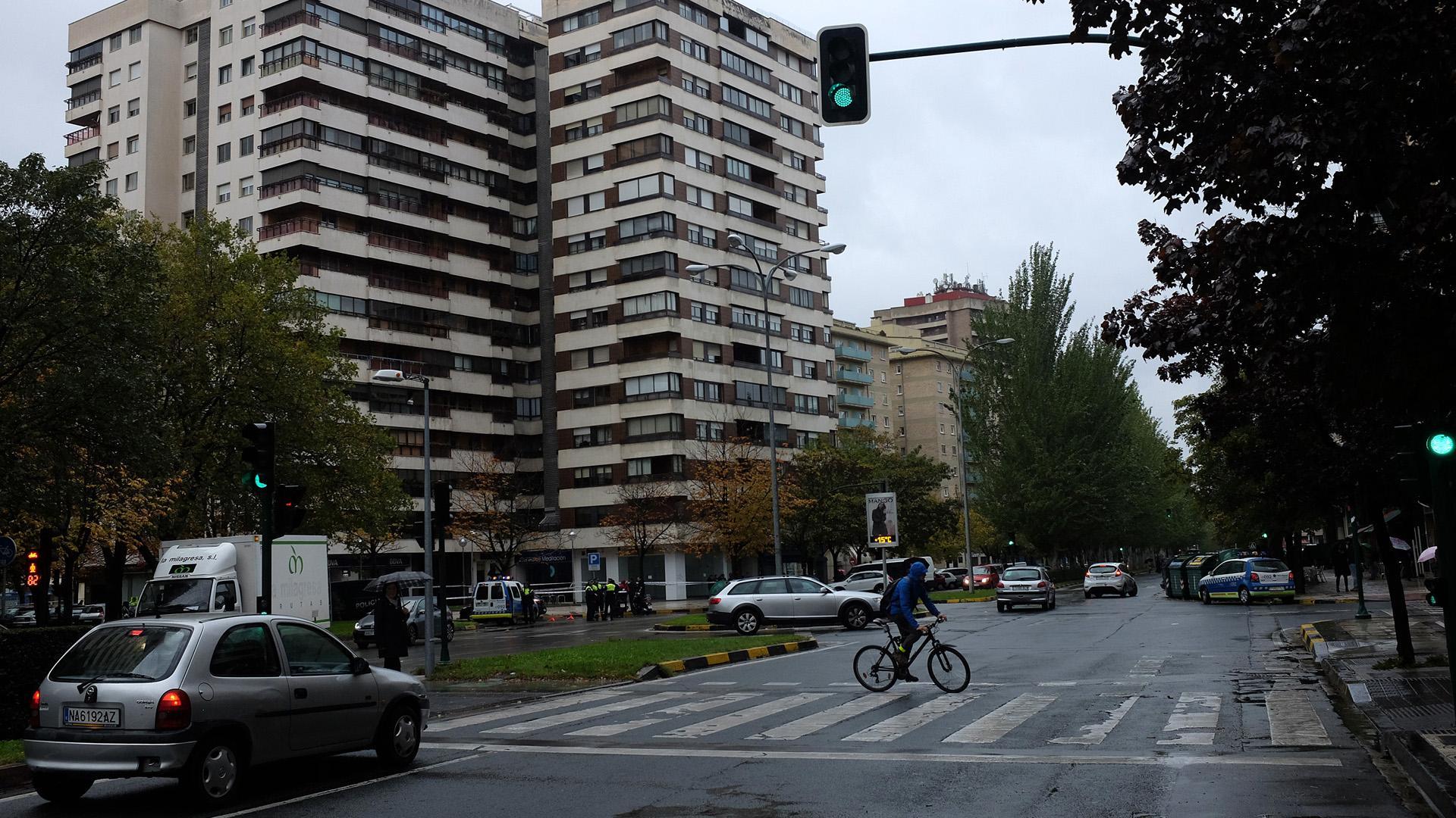 Un ciclista cruza un paseo de peatones en la confluencia de la avenida Sancho el Fuerte y la calle Fuente del Hierro