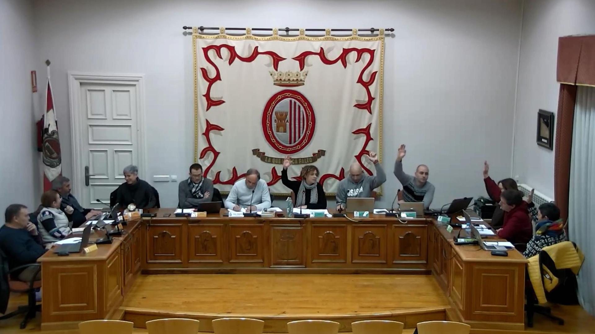 Los corporativos de APS y EH Bildu votan a mano alzada a favor del presupuesto para 2023. Los ediles de AISS votaron en contra