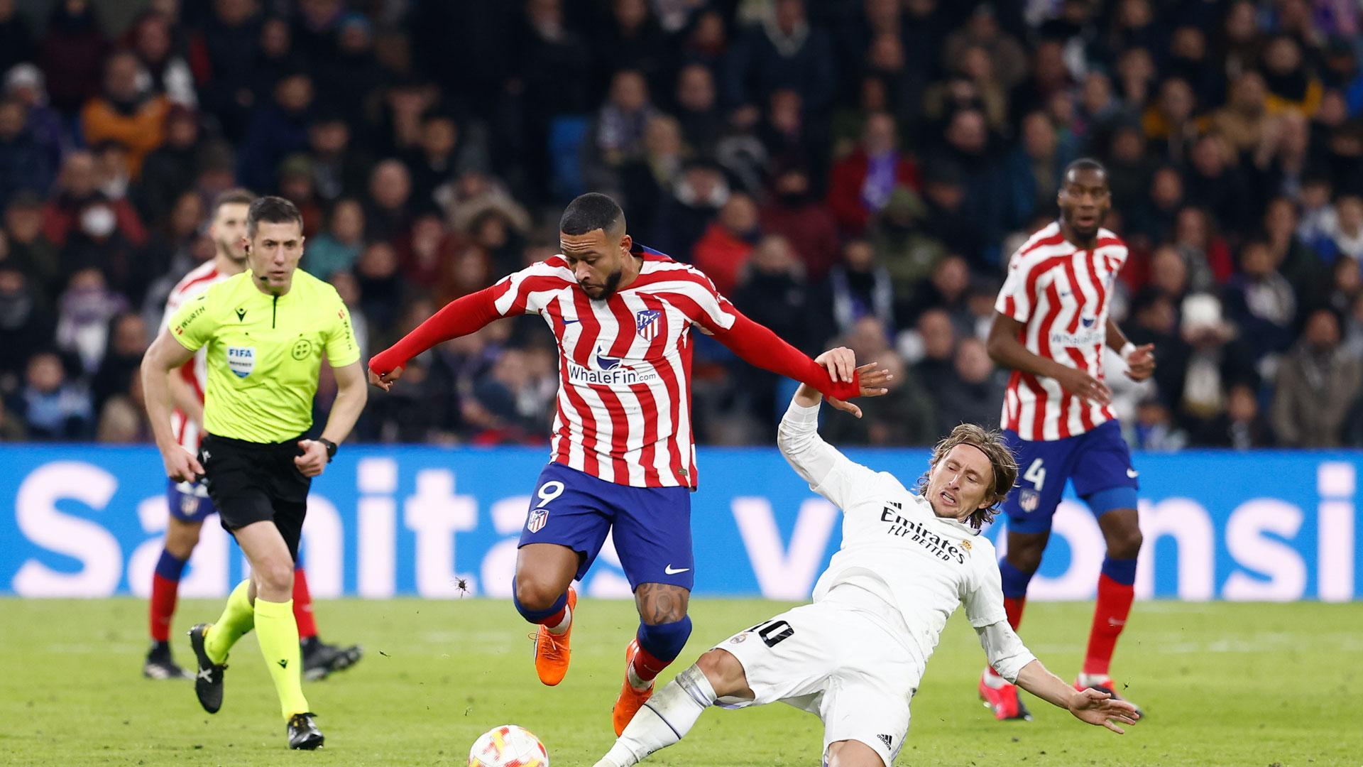 Memphis Depay (Atletico de Madrid) y Luka Modric (Real Madrid), en un momento del partido de cuartos de final de la Copa