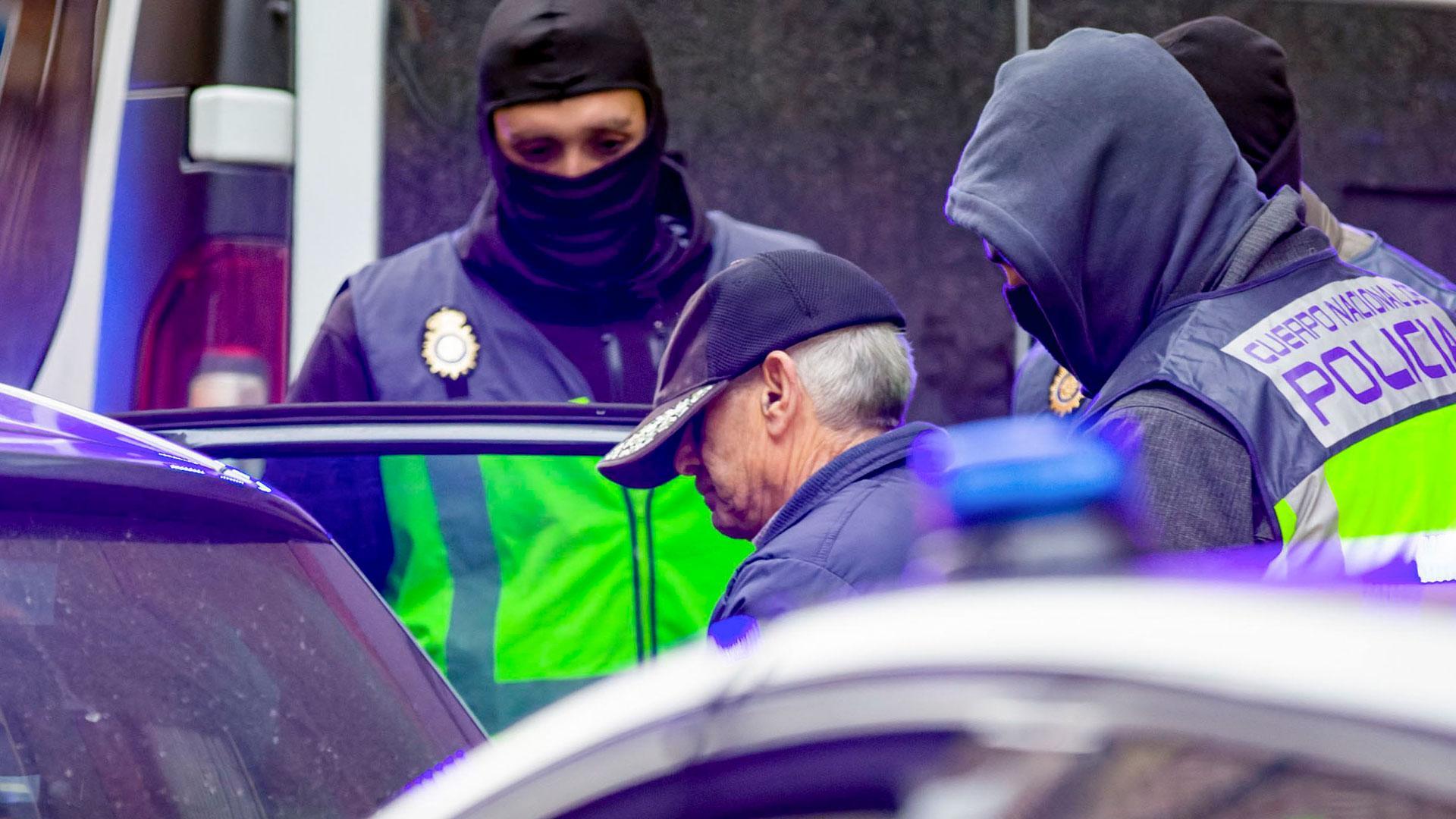 La Policía Nacional detiene a un jubilado de 74 años en Miranda de Ebro (Burgos) por el envío de cartas con material pirotécnico al presidente del Gobierno, Pedro Sánchez; a las embajadas de Ucrania y EEUU; y a la ministra de Defensa, Margarita Robles