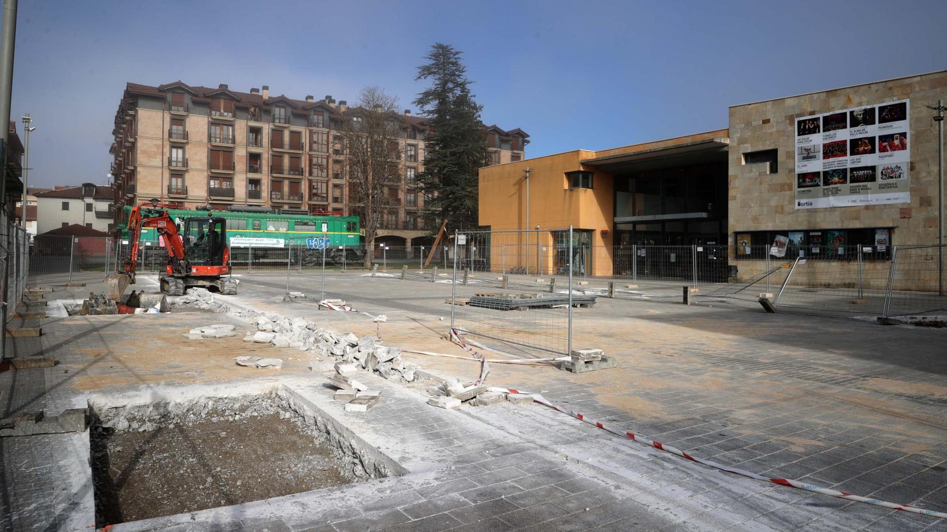 A la derecha de la explanada que acogerá la pérgola, el Centro Cultural Iortia