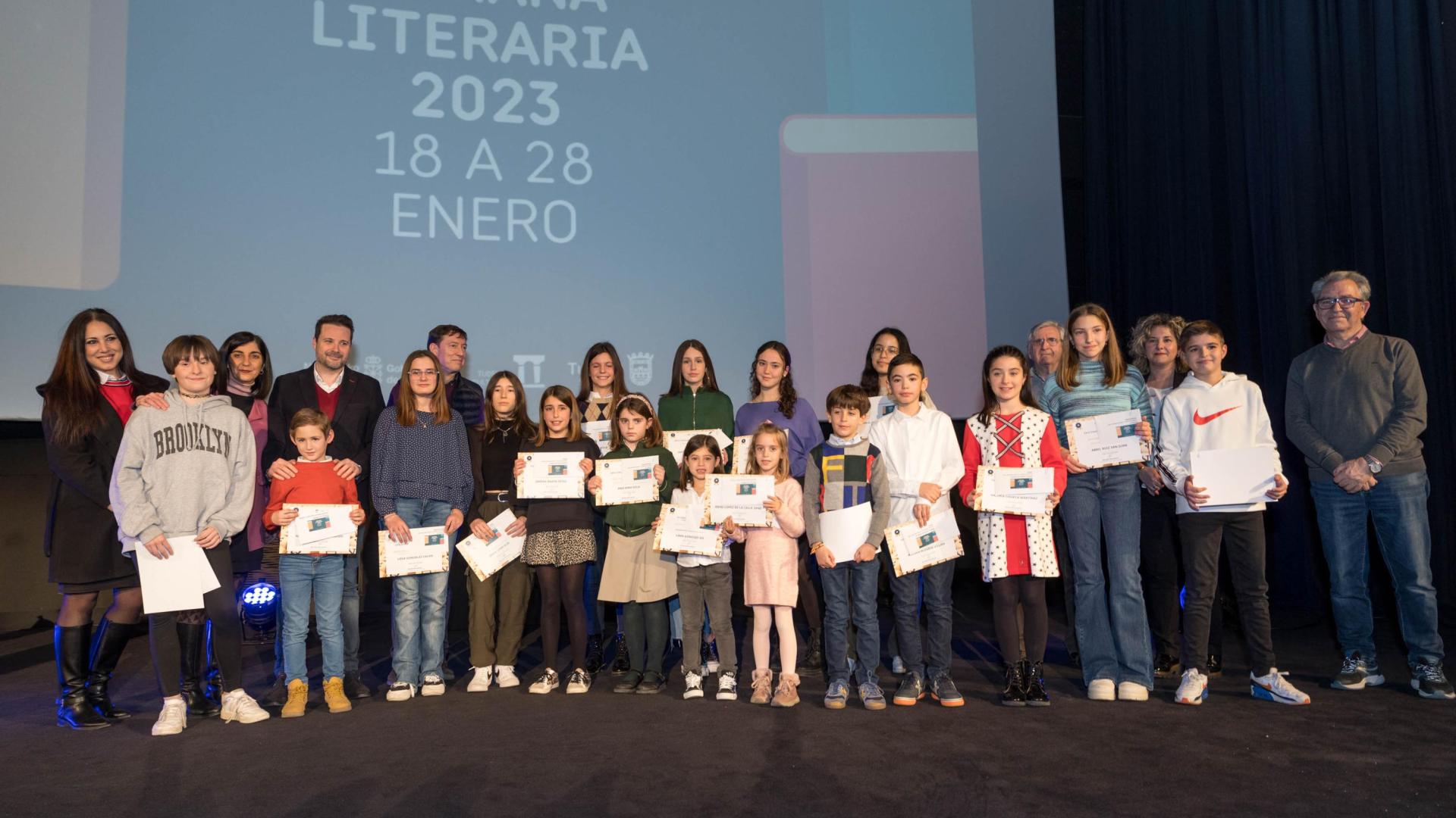 Los ganadores de los distintos concursos literarios de Tudela posaron juntos tras la entrega de premios