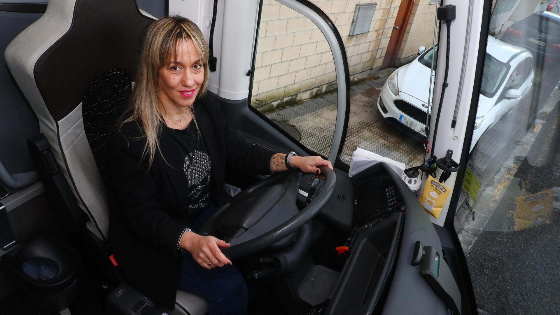 Laura Peche, al volante de un autobús en Berrioplano.