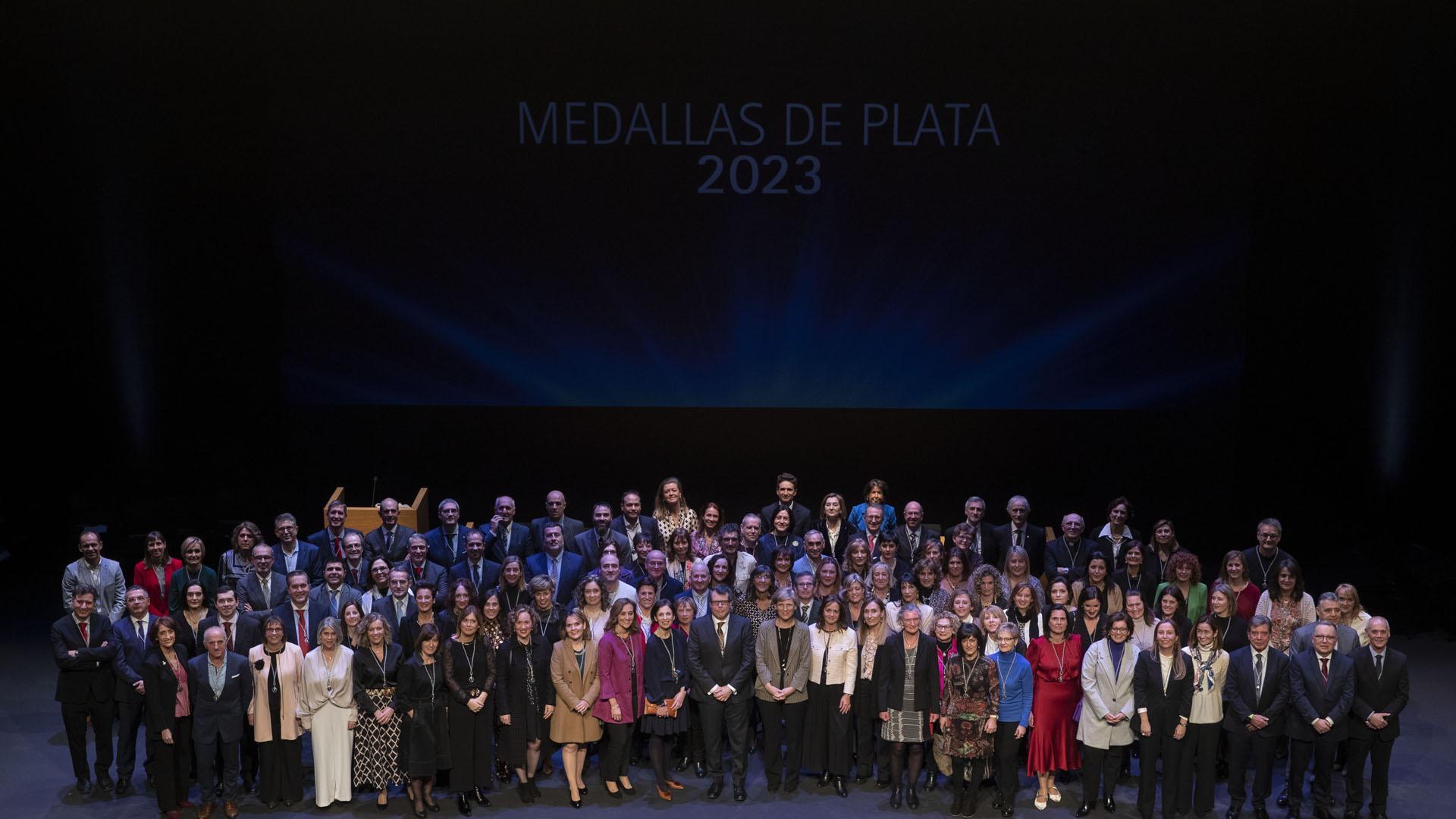 Foto de grupo de todos los reconocidos con la Medalla de Plata de la UN