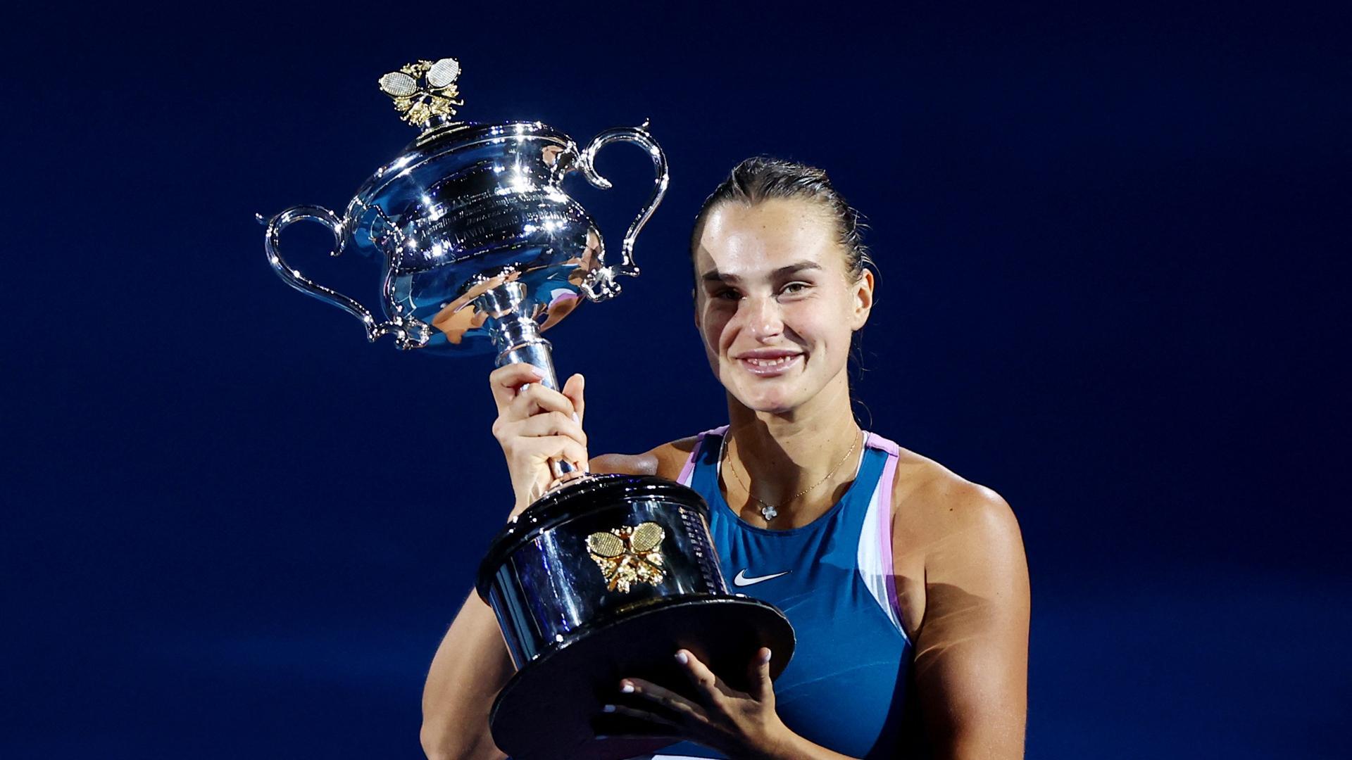 Aryna Sabalenka, con el trofeo de campeona del Abierto de Australia