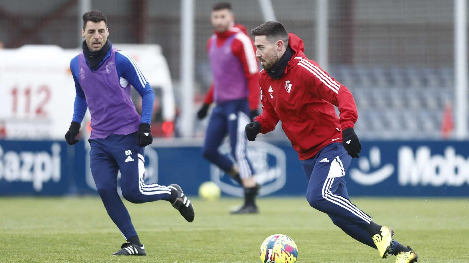 Bittor Alkiza presiona a Moi Gómez durante el entrenamiento de este sábado en Tajonar.