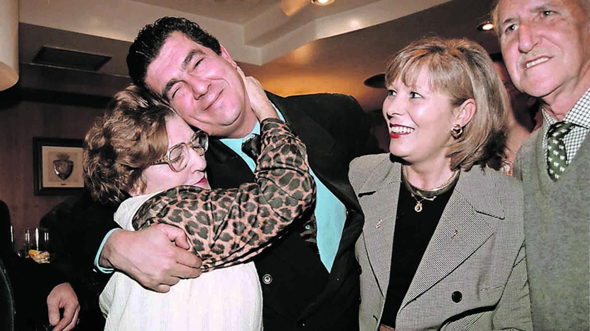 Javier Miranda es abrazado por su madre, en presencia de su esposa, tras conocer que ganó las elecciones a la presidencia de Osasuna