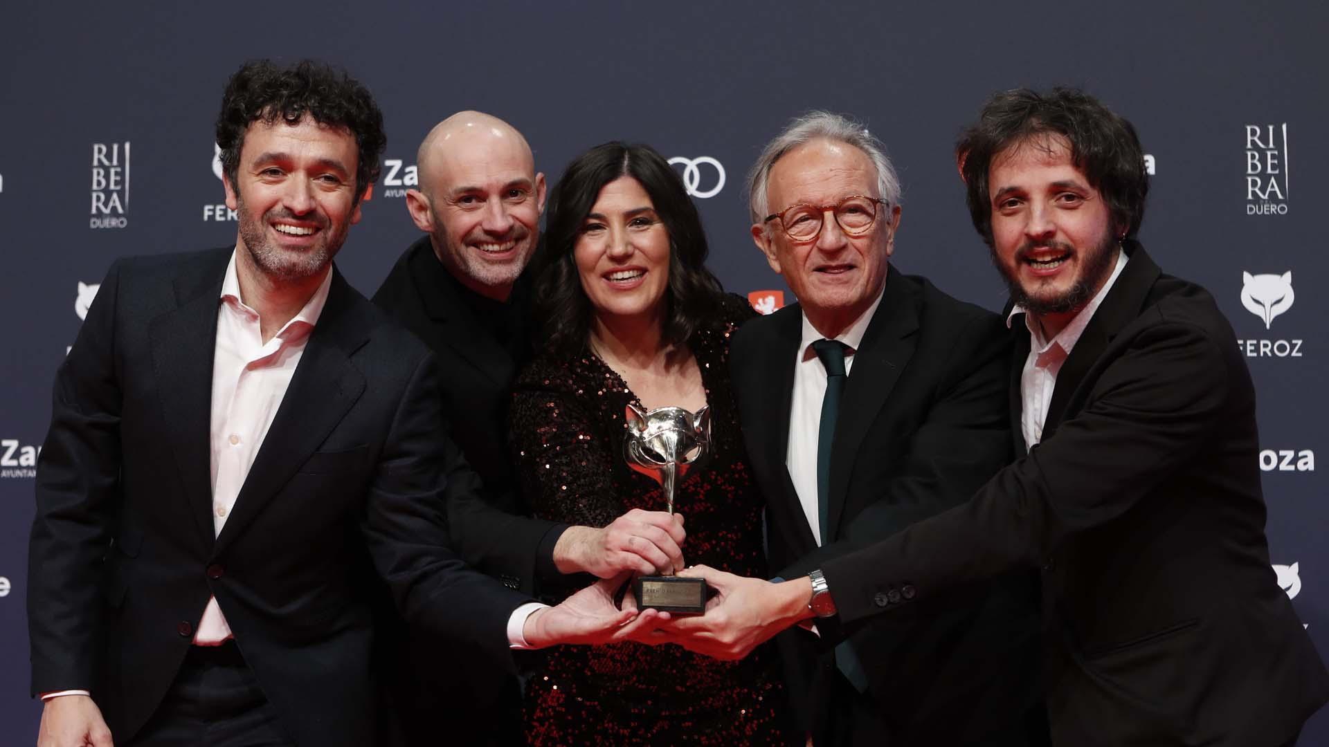 El realizador Rodrigo Sorogoyen, junto a los productores Nacho Lavilla, Sandra Tapia y Eduardo Villanueva recibe el premio a mejor película dramática por 'As Bestas' en los Feroz 2023