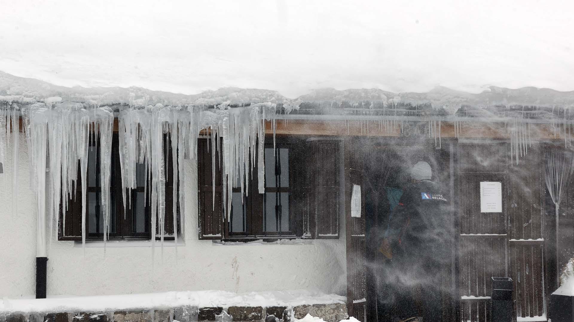 Grandes carámbanos de hielo cuelgan del tejado de la Venta Juan Pito en el inicio del puerto de Belagua, este sábado