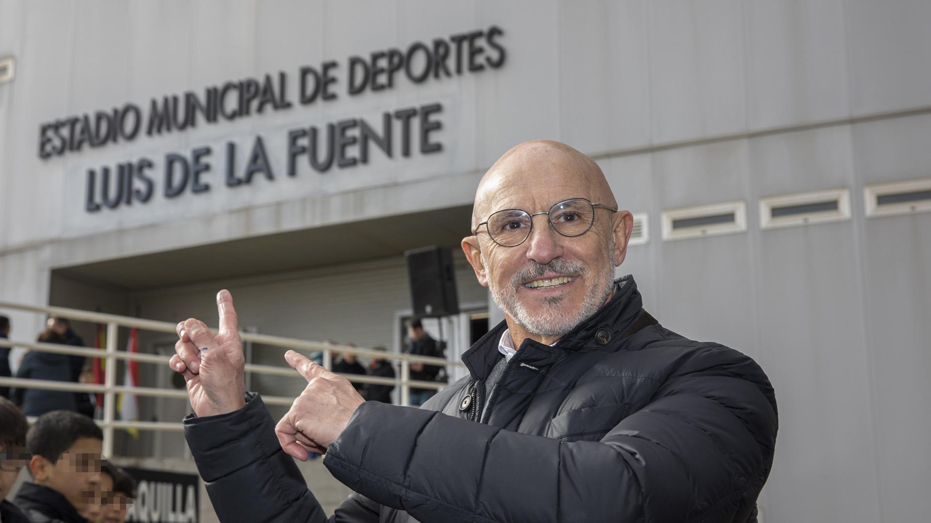 El seleccionador nacional de fútbol, Luis de la Fuente, posa sonriente ante el campo de fútbol de Haro, que ya luce su nombre